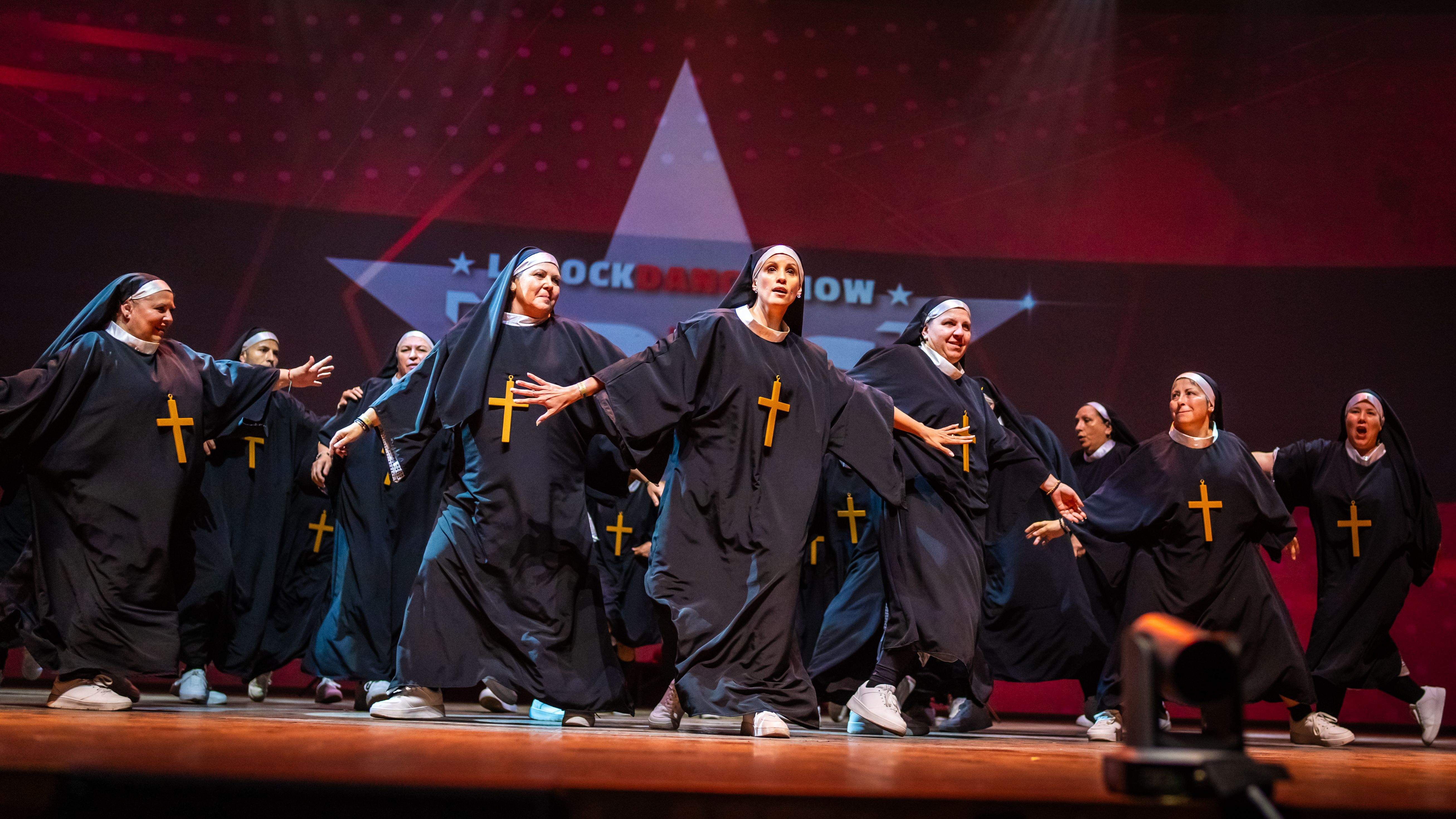 El grup ¡Vaya Cuadro! durant un muntatge en homenatge a Sister Act. FOTO: Cedida/ The Community Dance Center