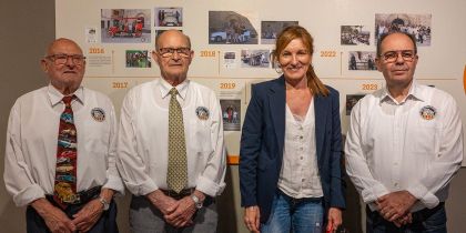 L’alcaldessa, a la inauguració de l’exposició amb els representants dels Amics dels Automòbils Antics (foto: Ajuntament de Rubí – Localpres) L’alcaldessa, a la inauguració de l’exposició amb els representants dels Amics dels Automòbils Antics (foto: Ajuntament de Rubí – Localpres)