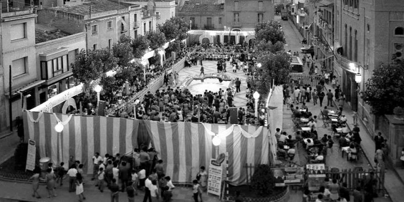 L’envelat de Festa Major a la plaça del Sortidor, 1960. FOTO: arxiu Marroyo/ANC L’envelat de Festa Major a la plaça del Sortidor, 1960. FOTO: arxiu Marroyo/ANC