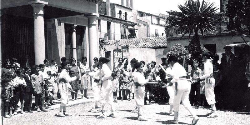 Ball de bastons, anys 30. FOTO: Fundació Museu-Biblioteca de Rubí Ball de bastons, anys 30. FOTO: Fundació Museu-Biblioteca de Rubí