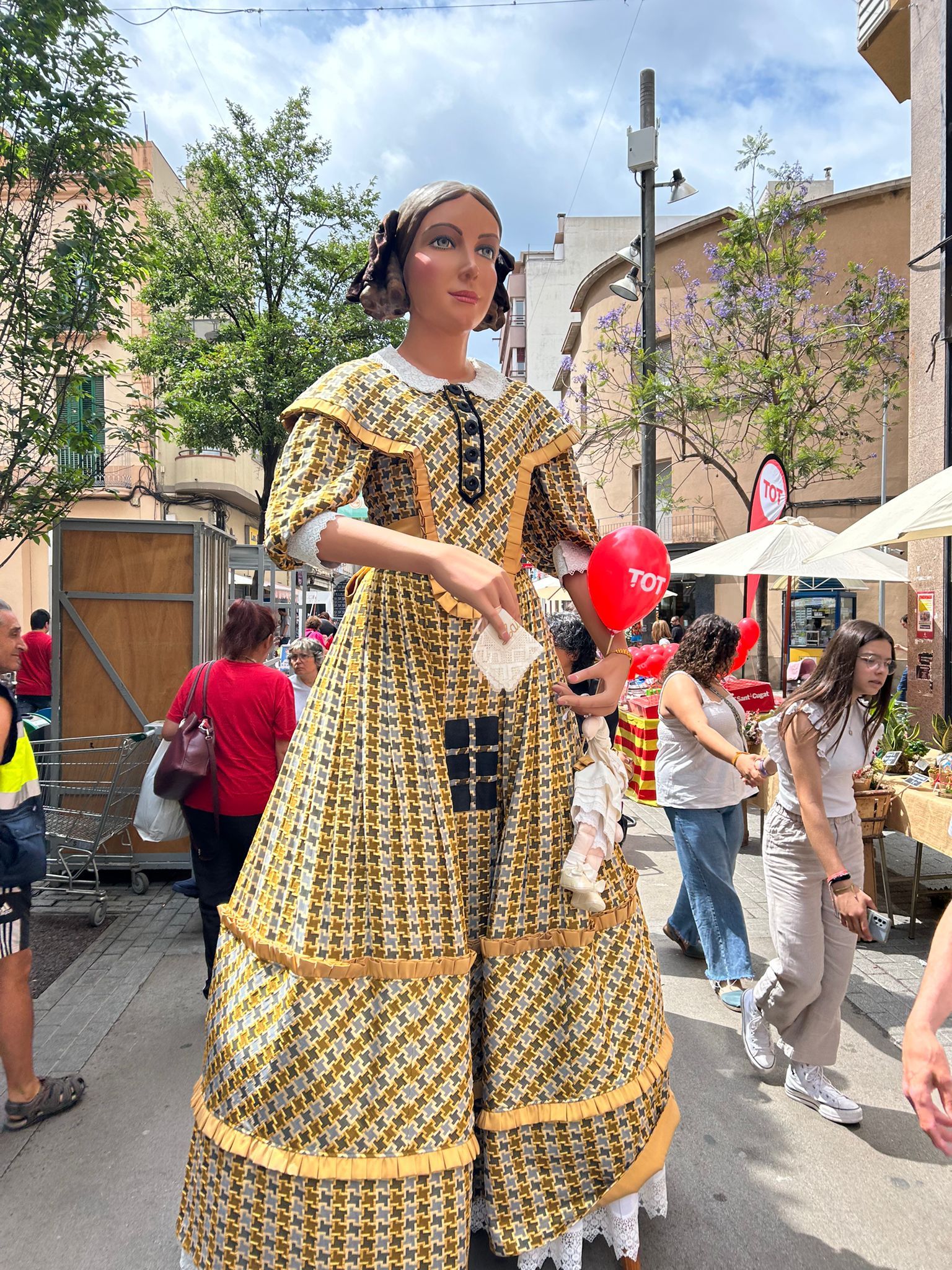 La geganta Laia amb el globus del TOT Rubí. FOTO: Cedida La geganta Laia amb el globus del TOT Rubí. FOTO: Cedida