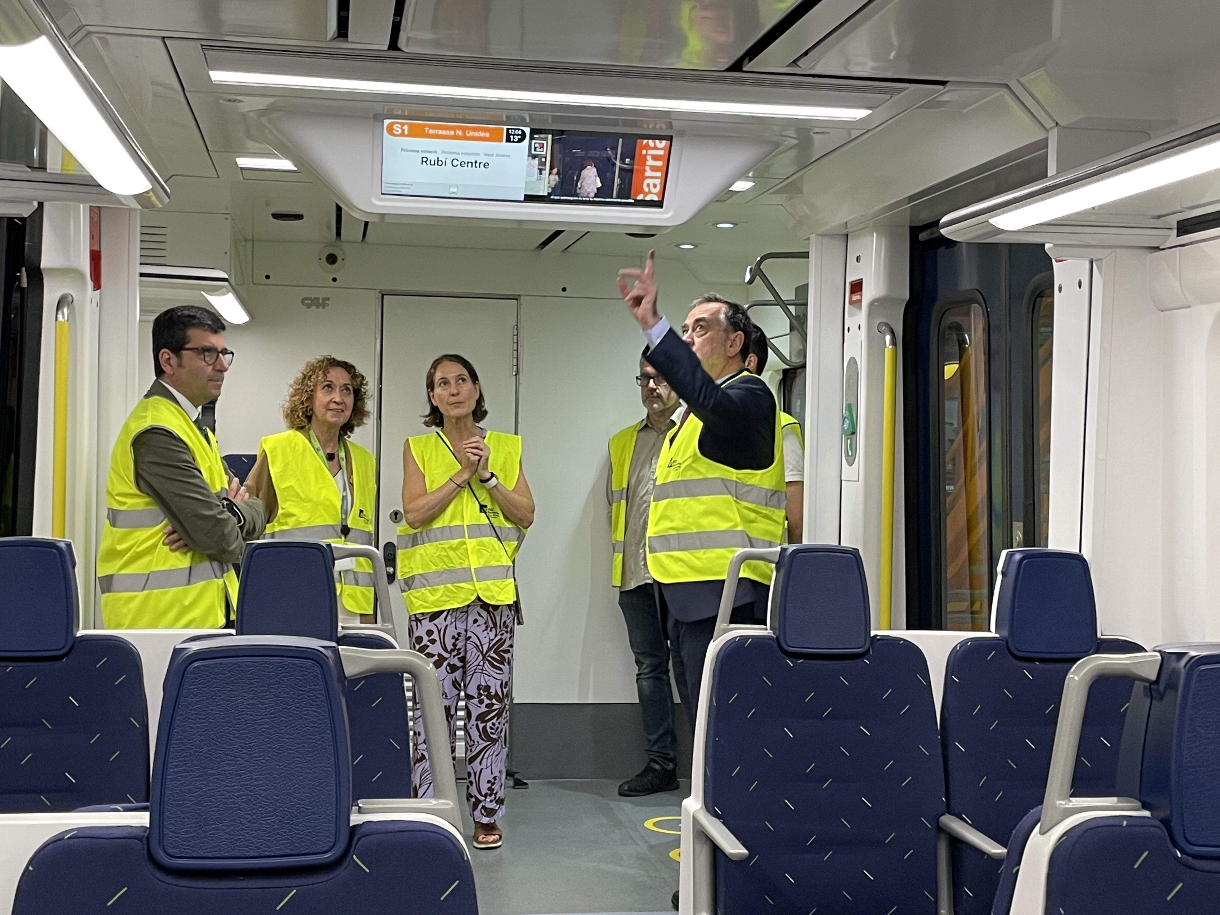 Ester Capella en el primer tren renovat de la línia Barcelona-Vallès que circularà a partir de la tardor. FOTO: Estela Luengo