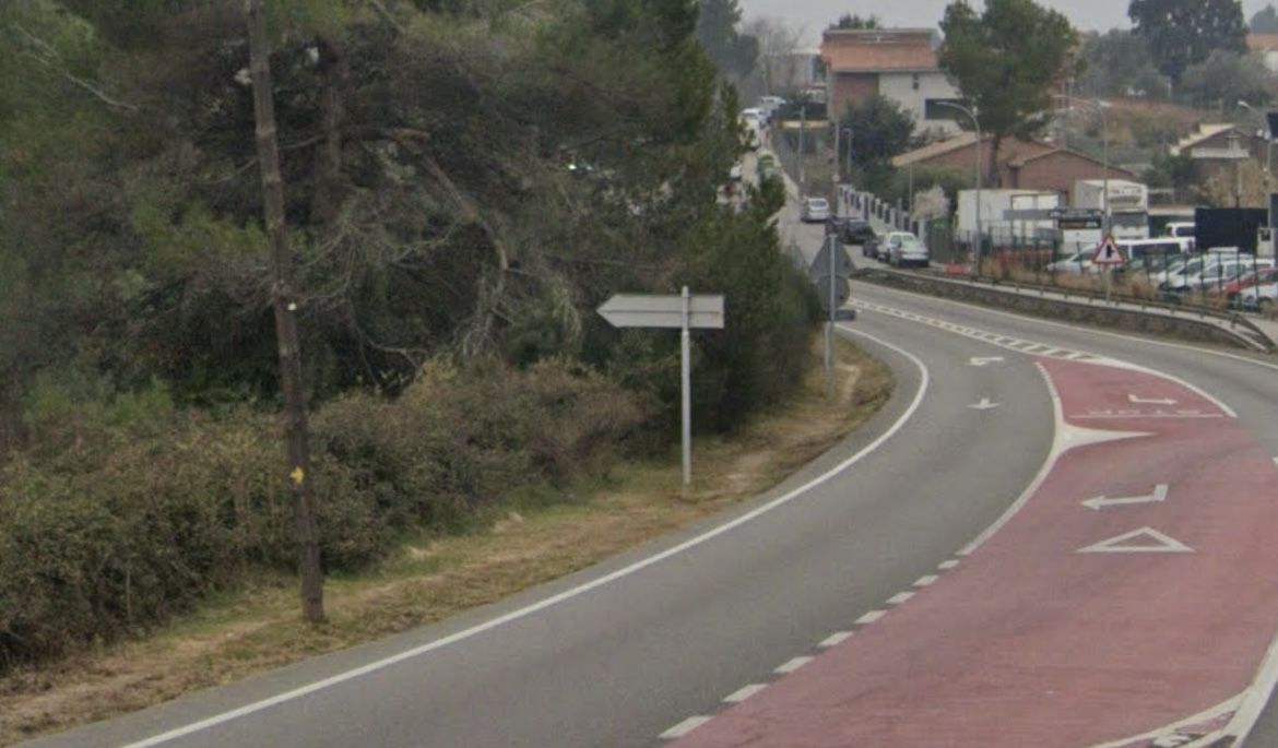 L'accident ha estat causat pel xoc de tres turismes, els quals un d'ells, ha caigut per un barranc. Foto: Google Maps