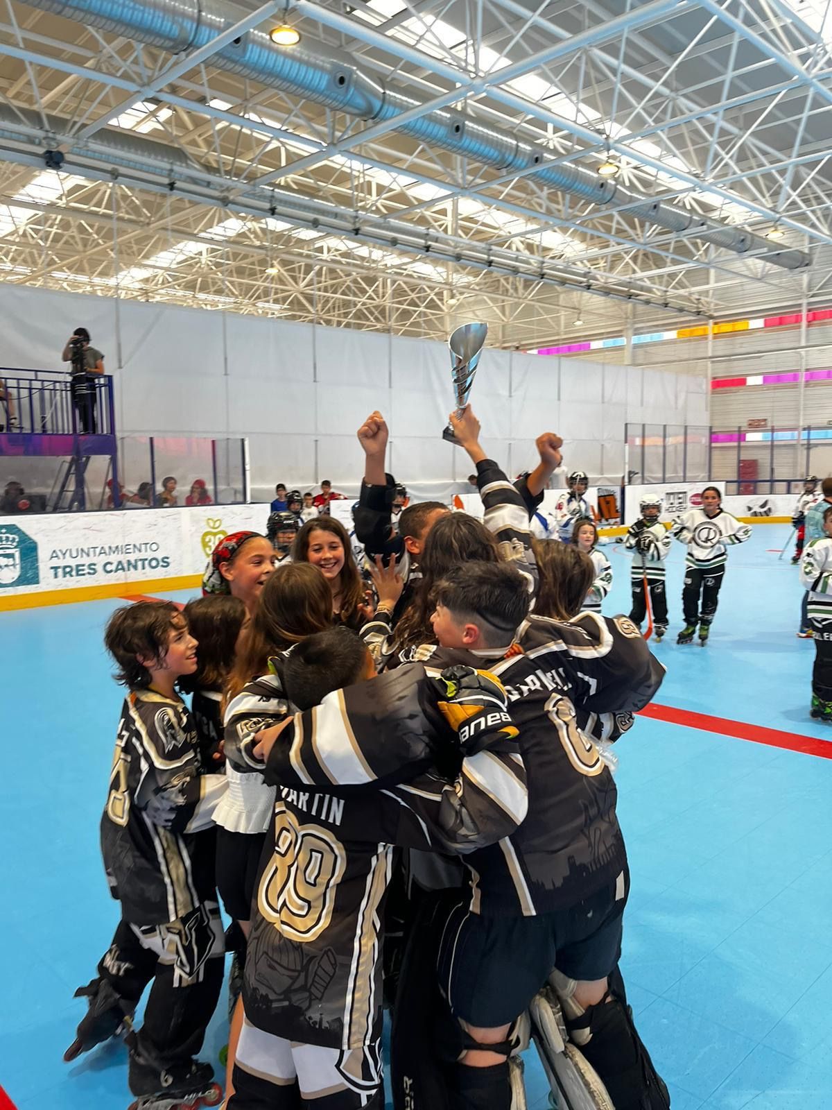 Els benjamins del Cent Patins amb la plata del torneig. FOTO: Cedida Els benjamins del Cent Patins amb la plata del torneig. FOTO: Cedida