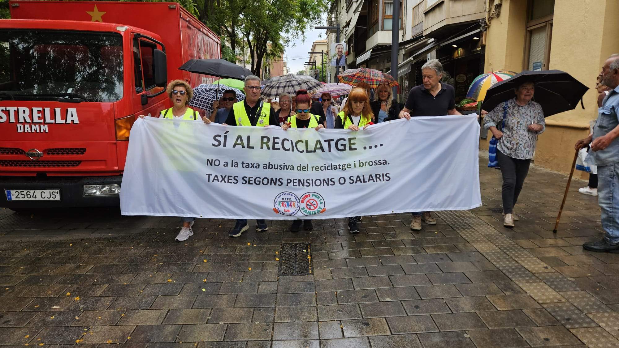 Multitudinària manifestació a Rubí en contra de la nova taxa comarcal de residus. FOTO: Cedida