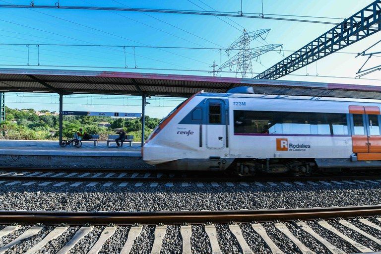 Un tren a l'estació Rubí-Vallhonrat (R8) Foto: Ajuntament de Rubí