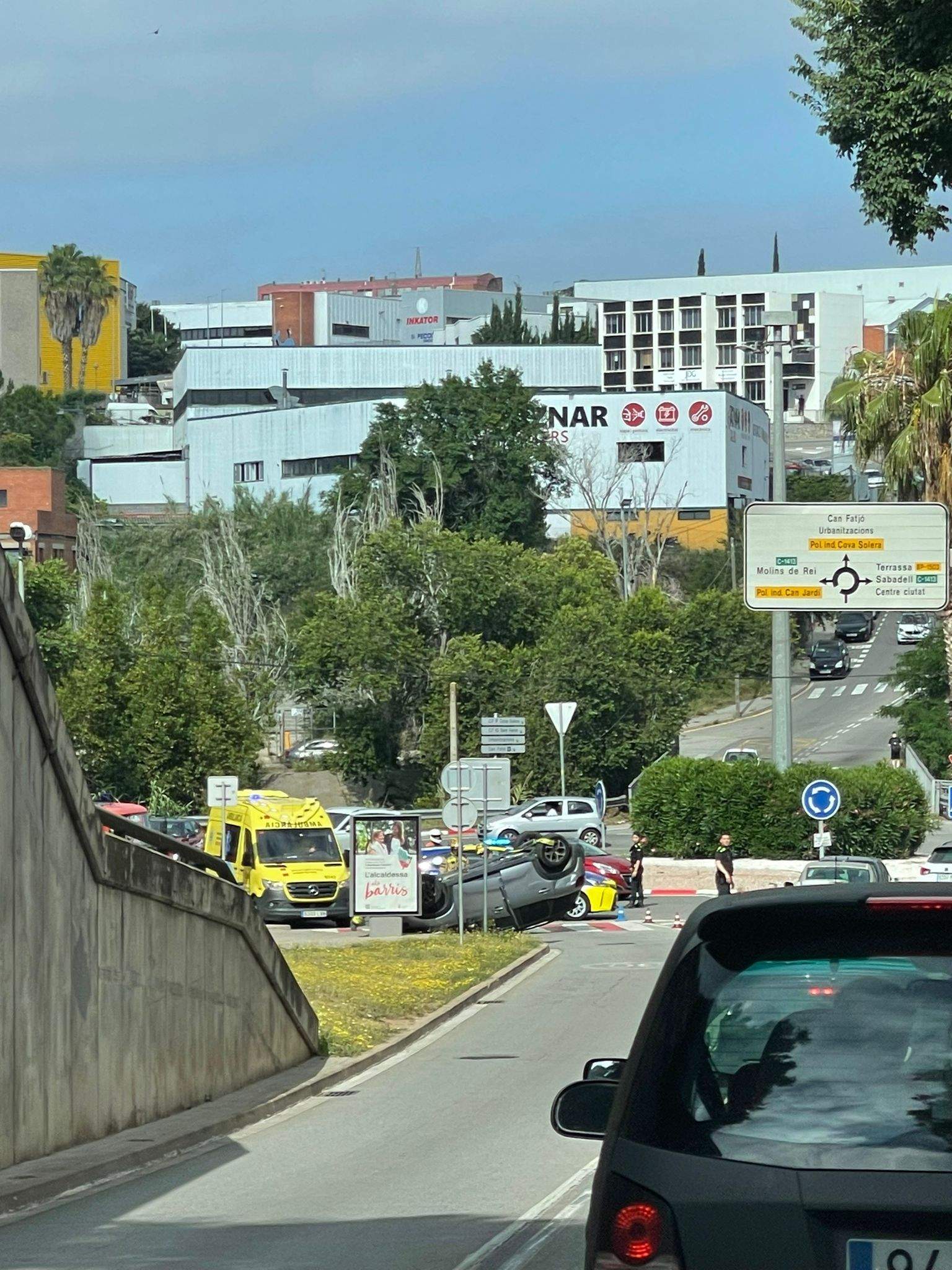 Accident amb un cotxe bolcat a la rotonda de Cova Solera. FOTO: Cedida