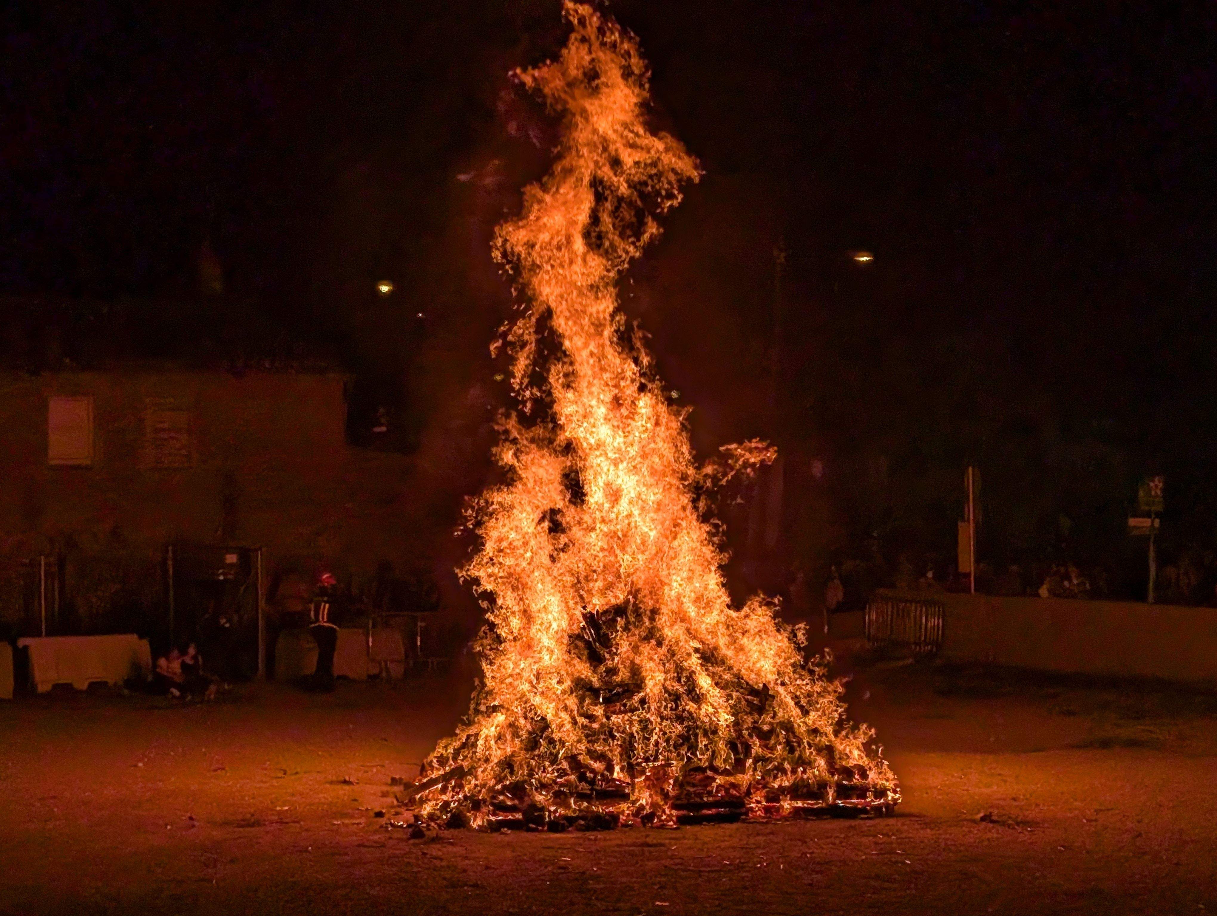 La Flama del Canigó il·lumina la revetlla de Sant Joan a Rubí. FOTO: Estela Luengo
