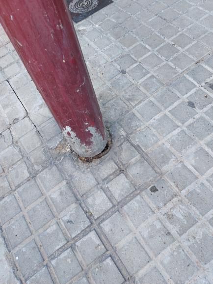 Señal en mal estado en la calle Milà i Fontanals. FOTO: Sofía Rodriguez Señal en mal estado en la calle Milà i Fontanals. FOTO: Sofía Rodriguez
