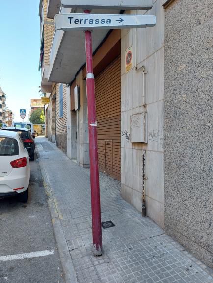 Señal en mal estado en la calle Milà i Fontanals. FOTO: Sofía Rodriguez Señal en mal estado en la calle Milà i Fontanals. FOTO: Sofía Rodriguez