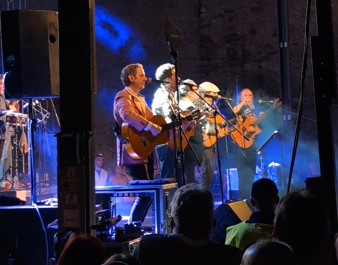 A les 22h de la Nit Golfa, va començar el concert de Los Manolos, el mític grup de rumba catalana, conegut per la seva cançó 'Amigos para siempre'. Foto: E.L.