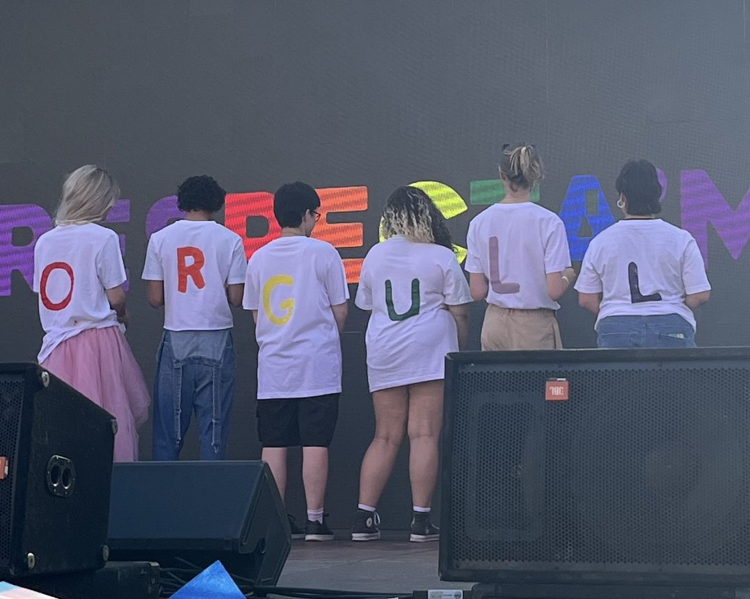 Aquest diumenge 30 de juny, la plaça Salvador Allende de Rubí s'ha omplert per a celebrar el Dia d'Alliberament LGTBIQA+.  Foto: Redacció