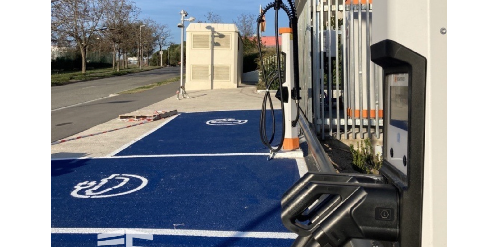 El punt de recàrrega instal·lat és un sistema de càrrega ràpida i permetrà carregar alhora 4 vehicles FOTO: Cedida 