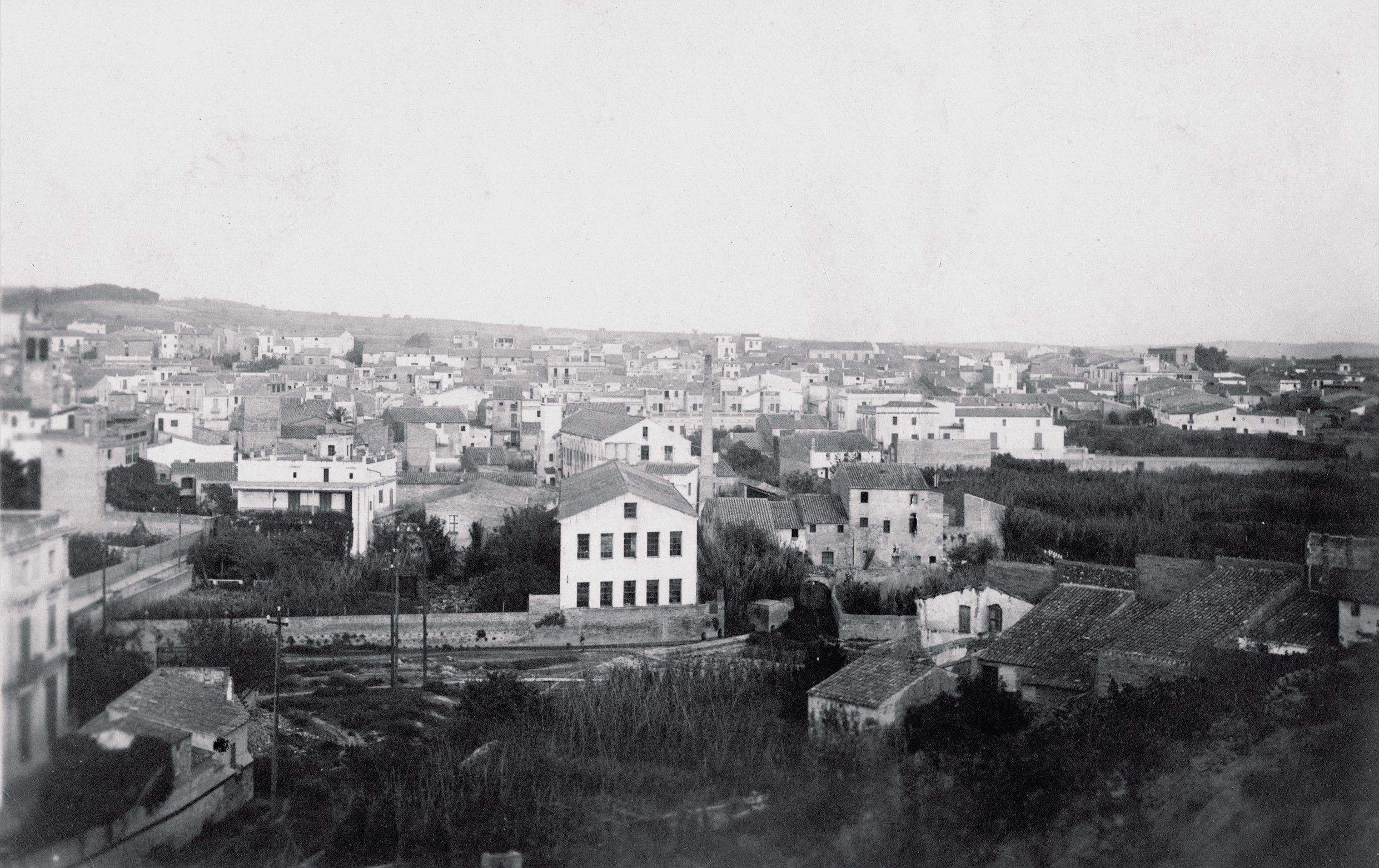 Vista de Rubí amb la fàbrica de "cal Mosques" el 1929. FOTO: Arxiu Fotogràfic del Museu de Rubí