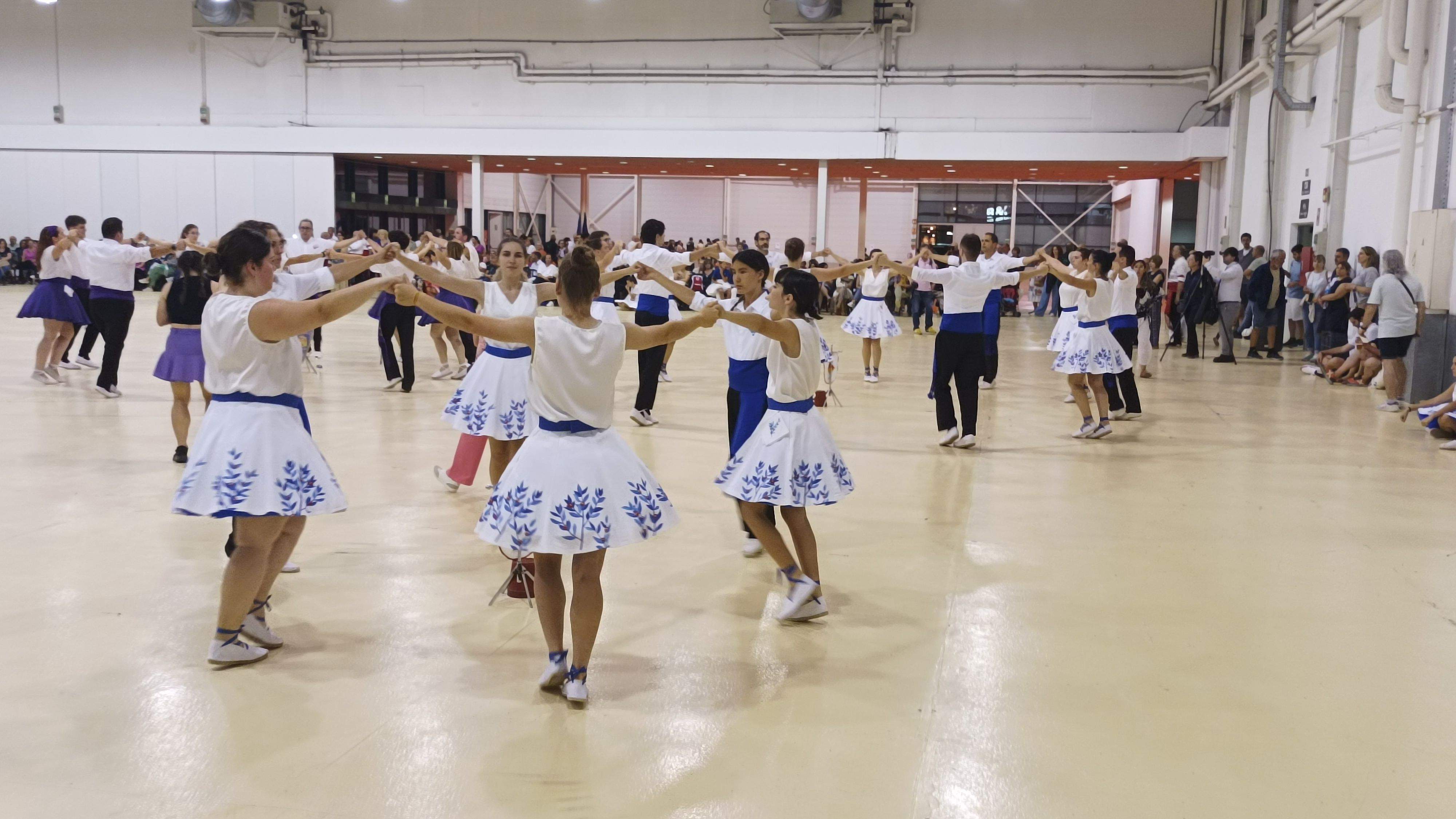 L'Escola de Sardanes rubinenca Flor de Neu actua a Vic. FOTO: Cedida