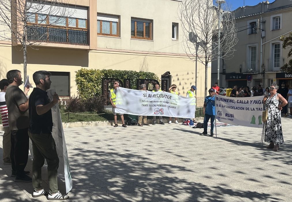Es convoca una assemblea ciutadana en contra de la nova taxa comarcal de residus. Foto: Redacció
