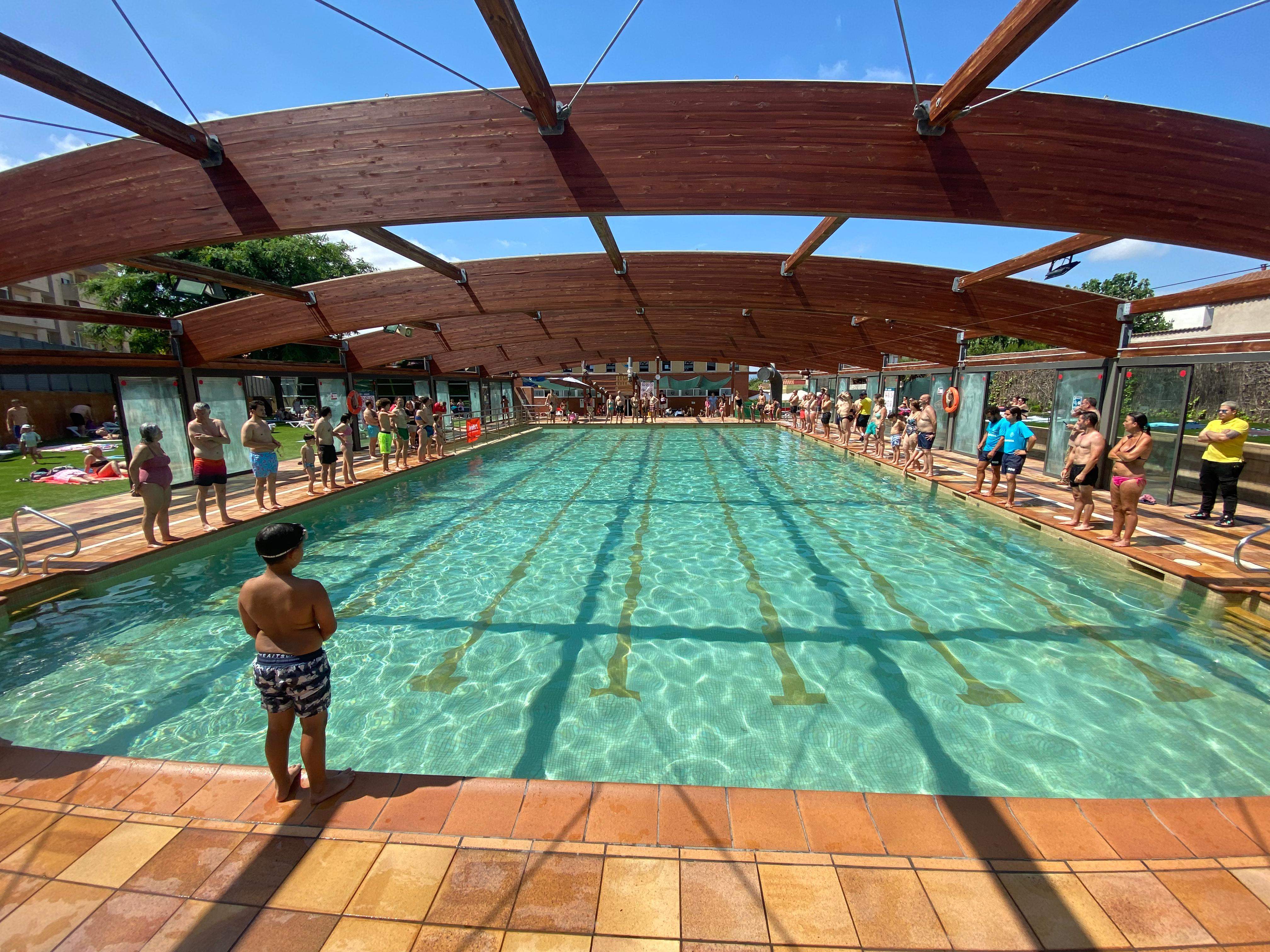 Prop d’un centenar de persones es van unir al tradicional salt solidari del Mulla’t a la Piscina d’Estiu per ajudar a visibilitzar l’esclerosi múltiple. Foto: CN Rubí | Cedida