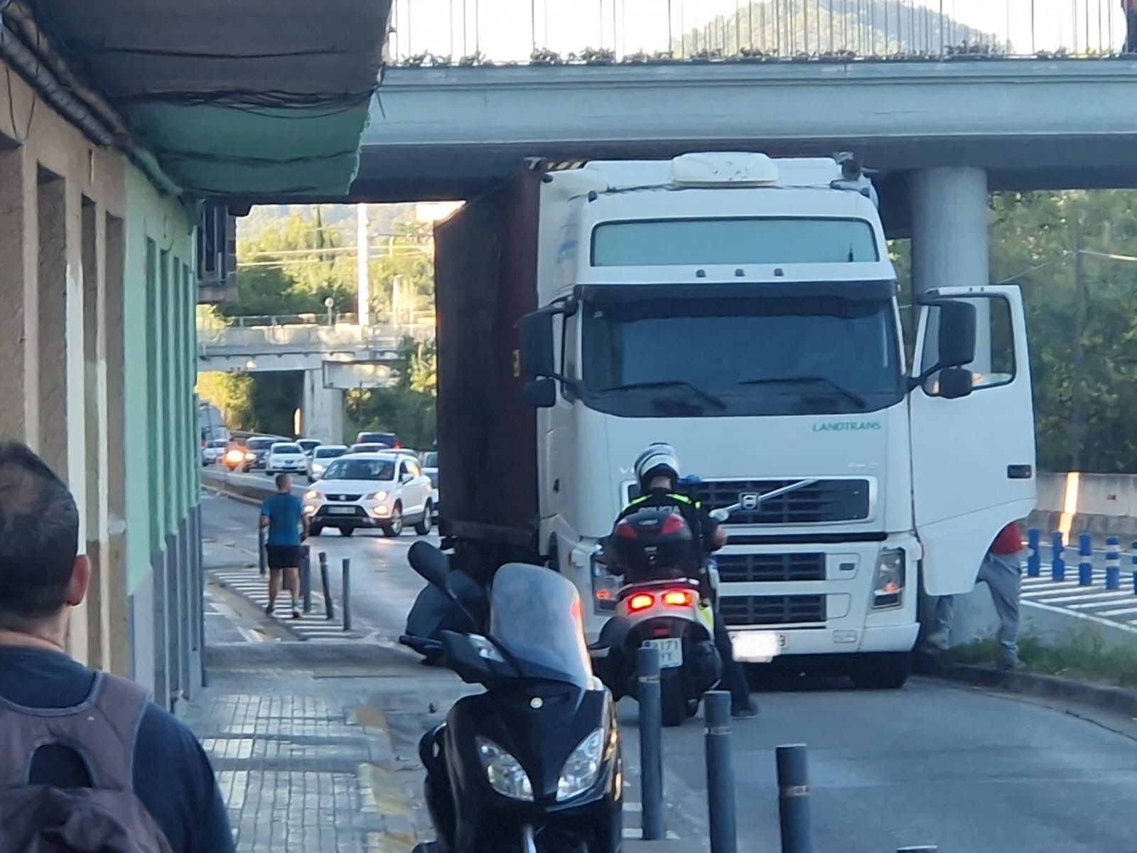 Un camió de mercaderies s'ha quedat encallat aquest matí, sobre les 8h, al pont del carrer Sant Joan. Foto: Cedida