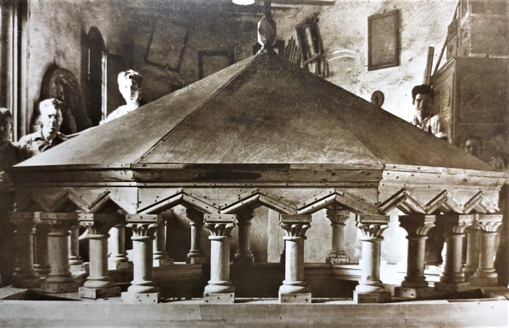 La inauguració de la coberta del baldaquí de Sant Pere de Rubí va tenir lloc el 19 de març de 1946, dia de Sant Josep. Foto: Pere Bel | Cedida Jordi Vilalta La inauguració de la coberta del baldaquí de Sant Pere de Rubí va tenir lloc el 19 de març de 1946, dia de Sant Josep. Foto: Pere Bel | Cedida Jordi Vilalta