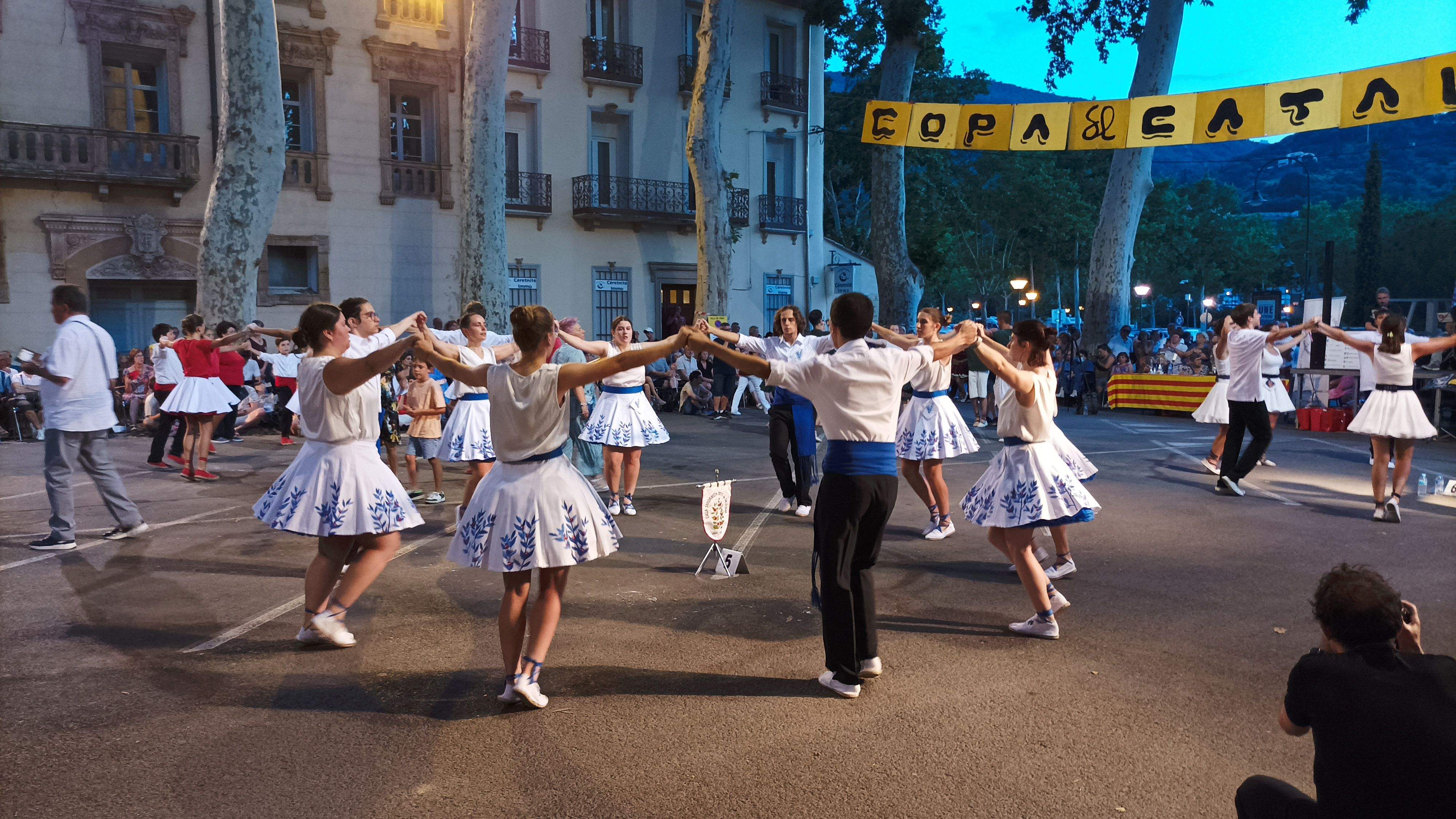 L'Escola de Sardanes Flor de Neu dona la benvinguda a l'estiu amb la Copa Catalunya de Ceret. FOTO: Cedida