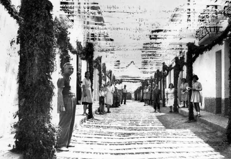 La festa del carrer de Sant Jaume el 1945. FOTO: família Batlló Cahís La festa del carrer de Sant Jaume el 1945. FOTO: família Batlló Cahís