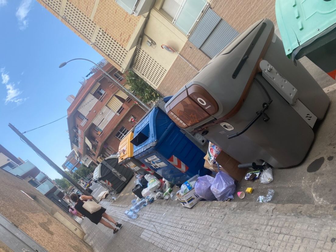 Contenidors amb escombraries a terra. FOTO: Thierry Lasne Contenidors amb escombraries a terra. FOTO: Thierry Lasne