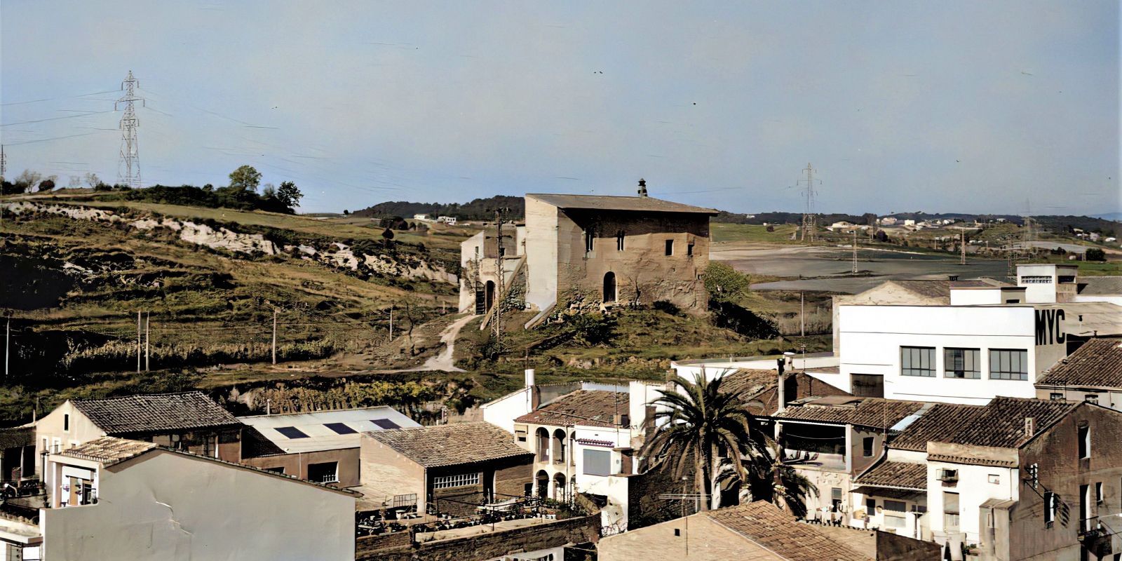 El castell i el barri de la Plana del Castell, anys 70. Foto: Francesc Margenat / Arxiu fotogràfic Grup de Col·laboradors del Museu de Rubí