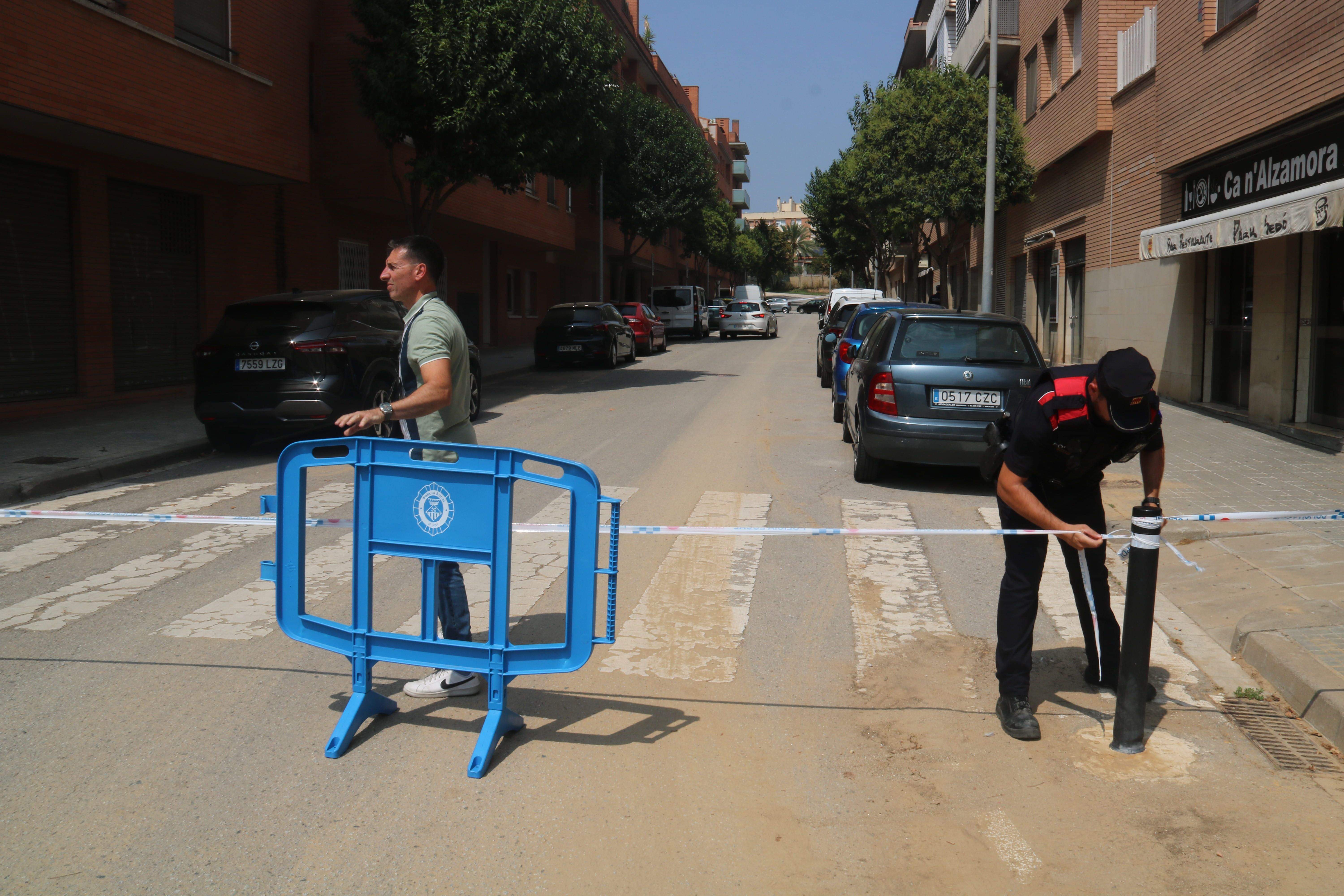 Els Mossos fent un cordó policial durant la investigació del crim. FOTO: ACN