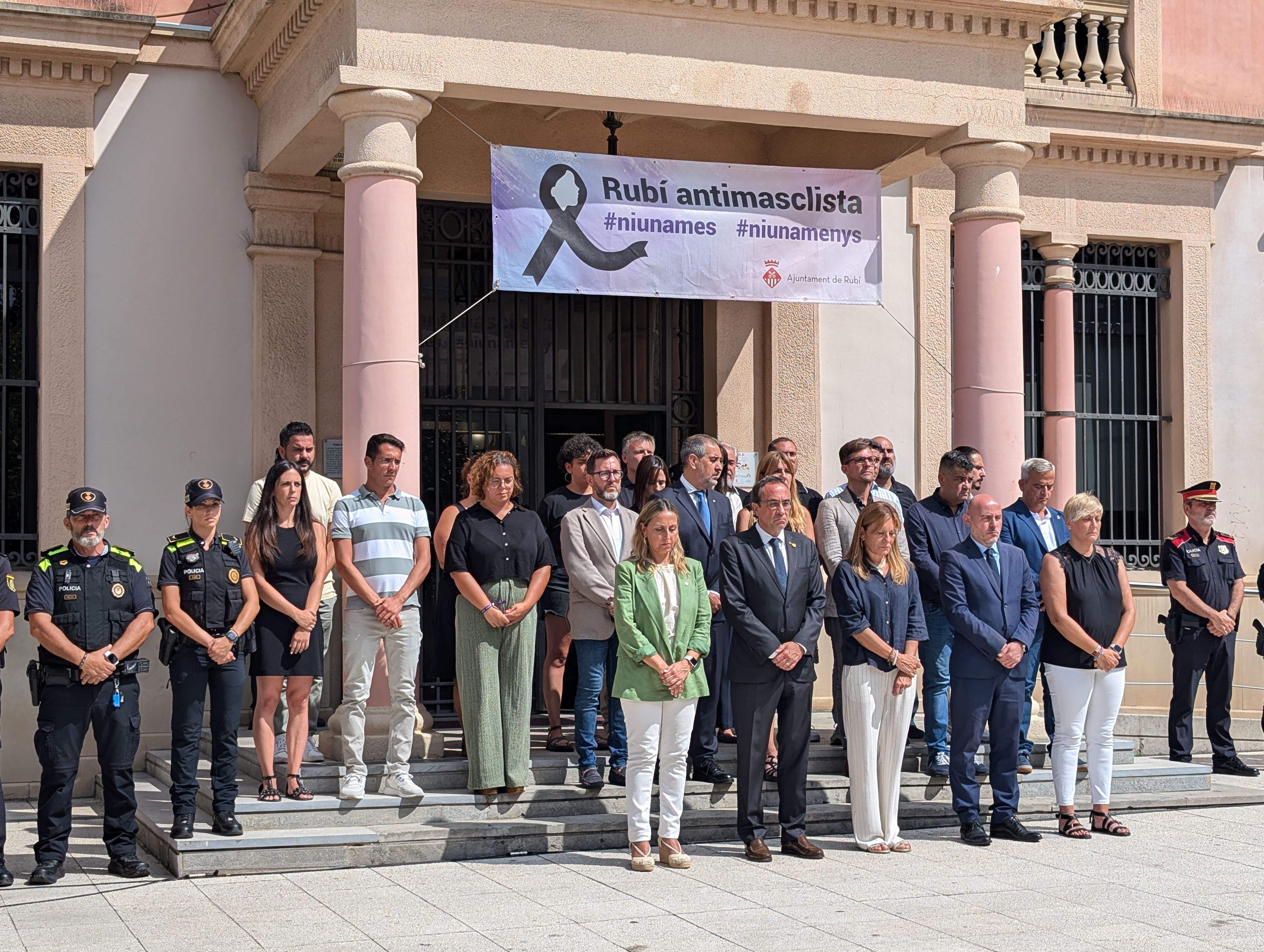 Rubí torna a recordar a les víctimes del doble assassinat masclista amb 5 minuts de silenci. FOTO: E.L.