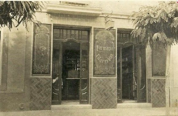 L’antiga farmàcia Vilarrubias (actual Batallé), anys 20. FOTO: web farmàcia Batallé L’antiga farmàcia Vilarrubias (actual Batallé), anys 20. FOTO: web farmàcia Batallé