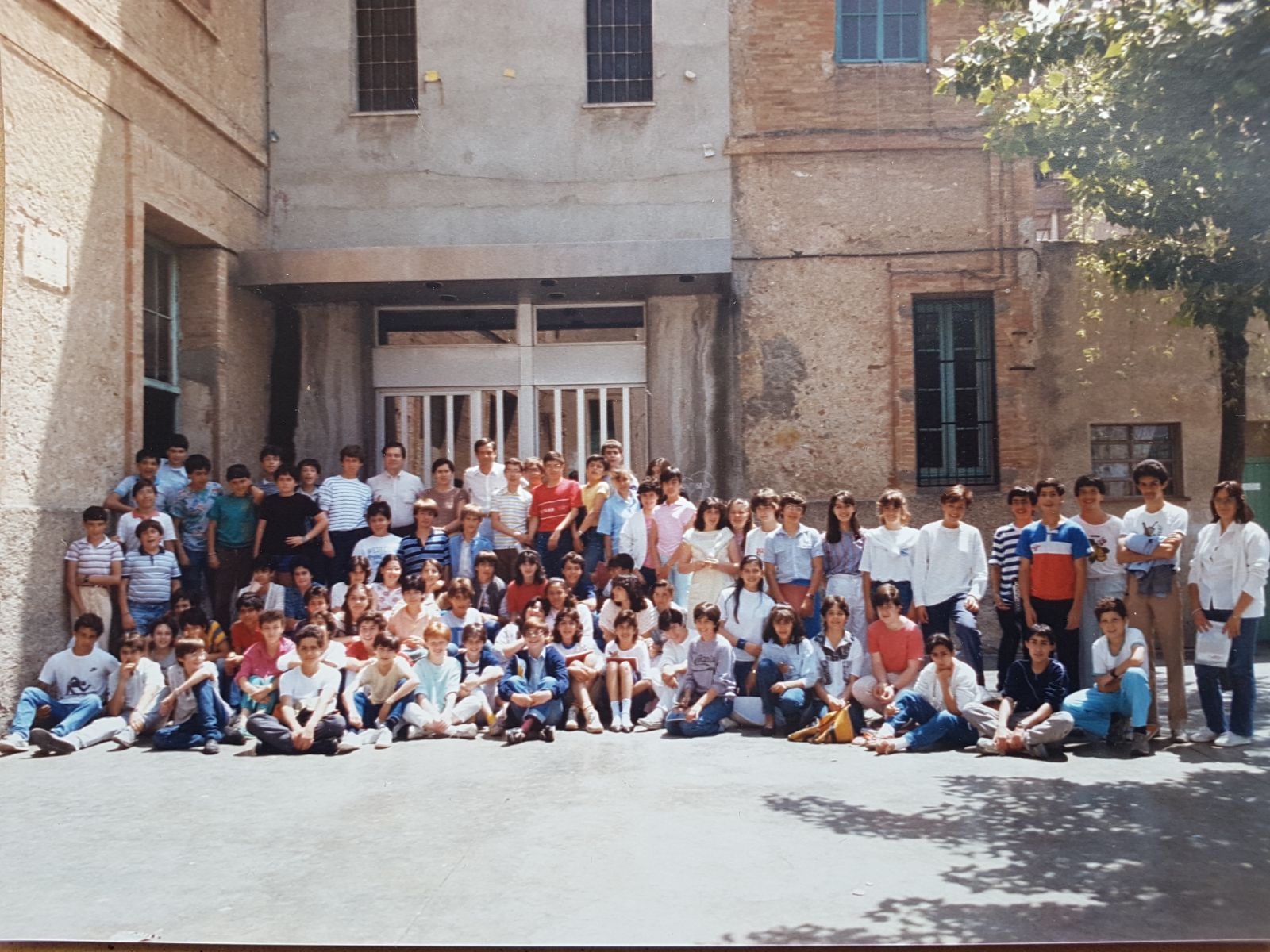 Alumnes de l'Escola Mare de Déu de Montserrat, anys 90. FOTO: Marco Lorenzo