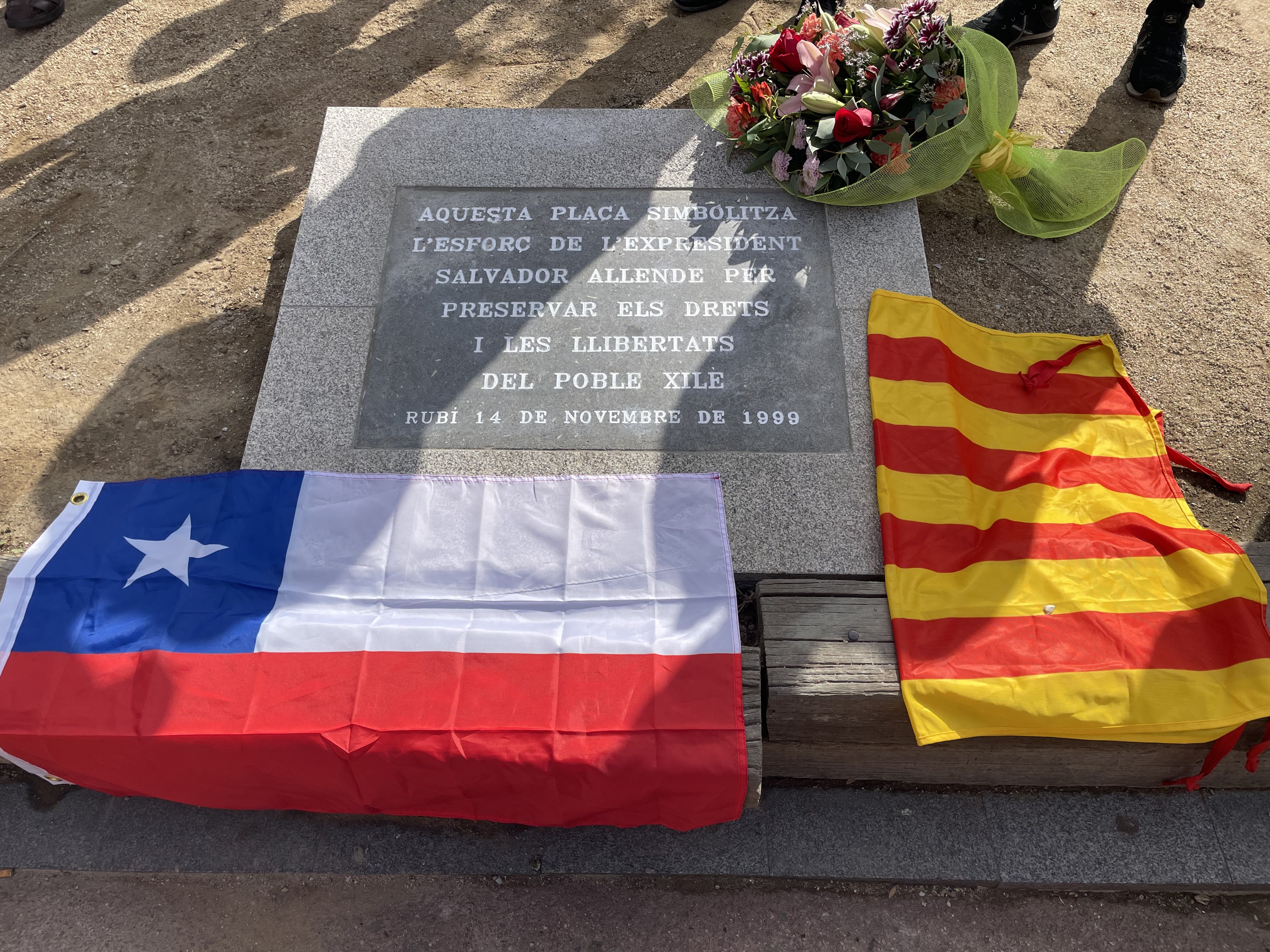 Placa commemorativa a la plaça Salvador Allende. FOTO: E.L.
