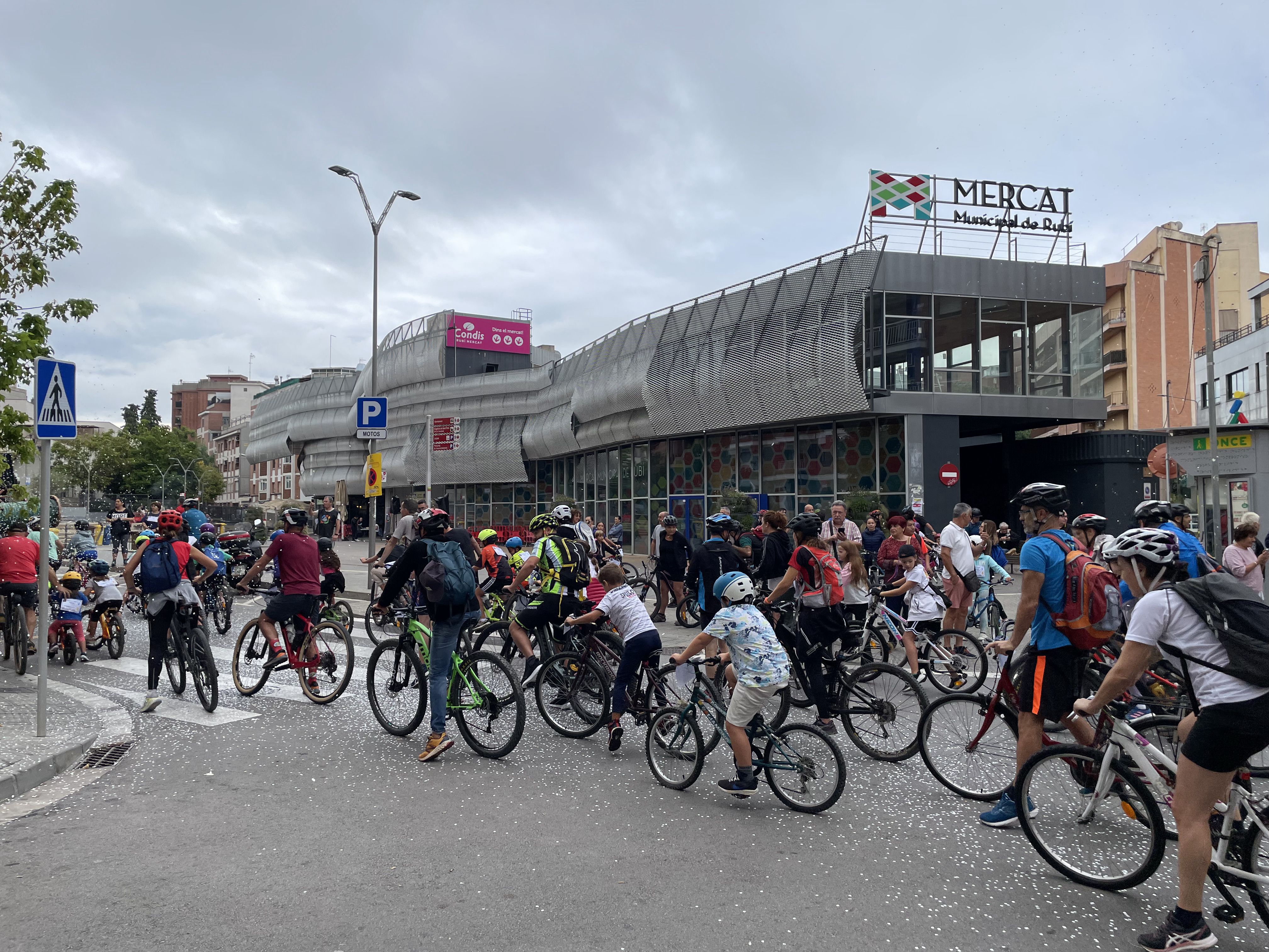 Sortida de la 24a Bicicletada del Mercat Municipal de Rubí FOTO: Marta Casas