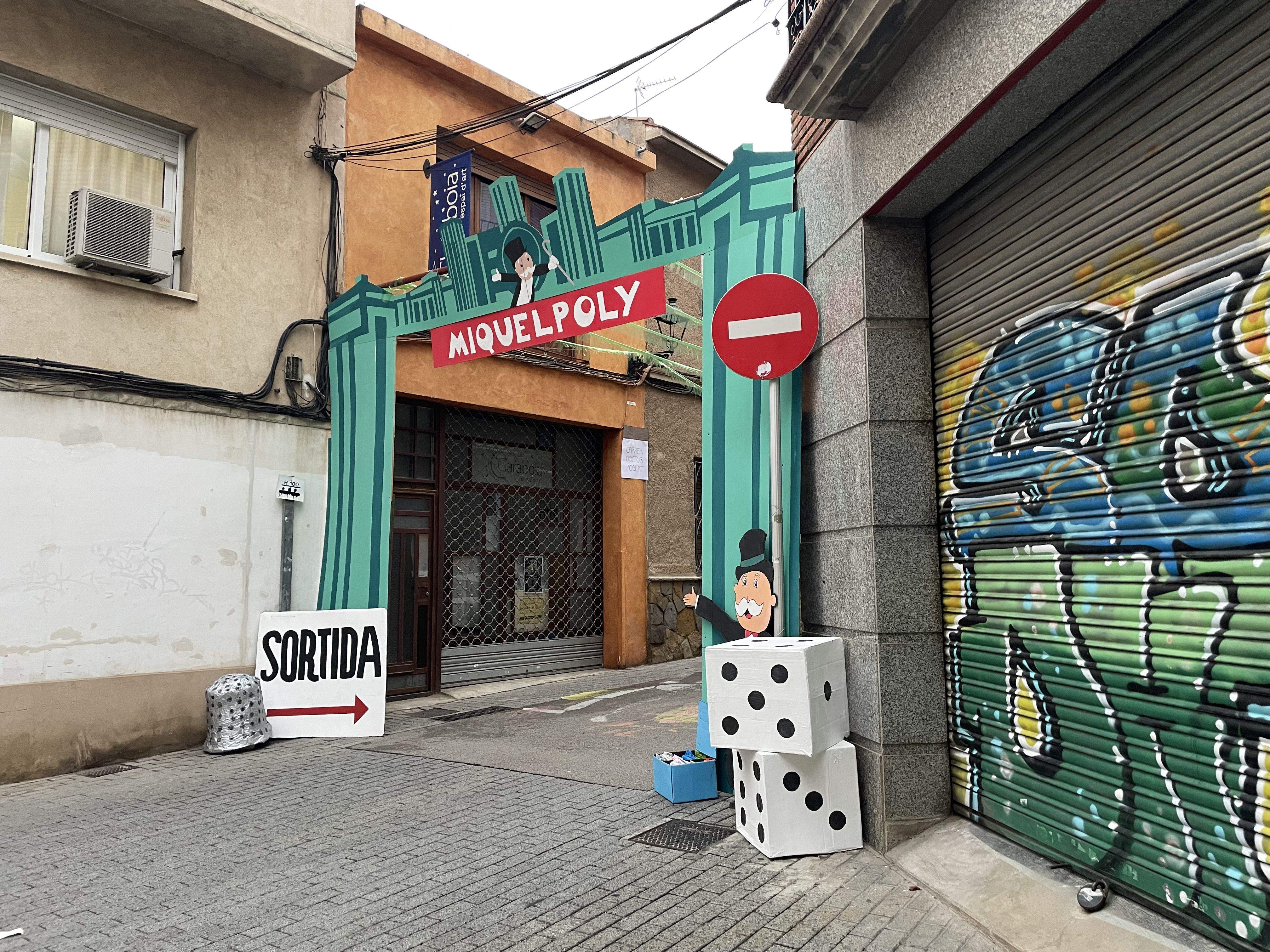 El carrer Sant Miquel es transforma en un MiquelPoly per les festes del carrer el 2024. FOTO: Marta Casas