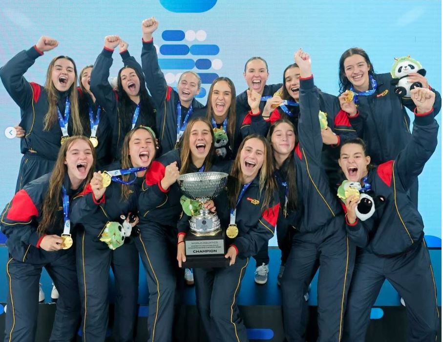 Luna Vara, del CN Rubí, campiona del món juvenil amb la selecció espanyola. FOTO: Cedida