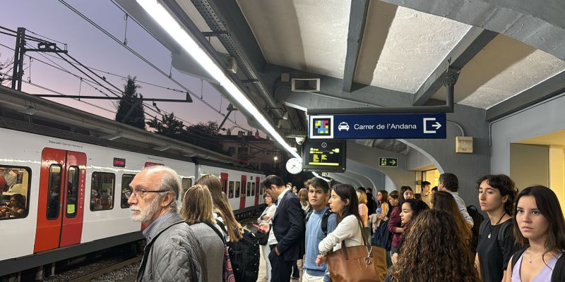 Aglomeracions a Sant Cugat per la incidència FOTO: TOT Aglomeracions a Sant Cugat per la incidència FOTO: TOT