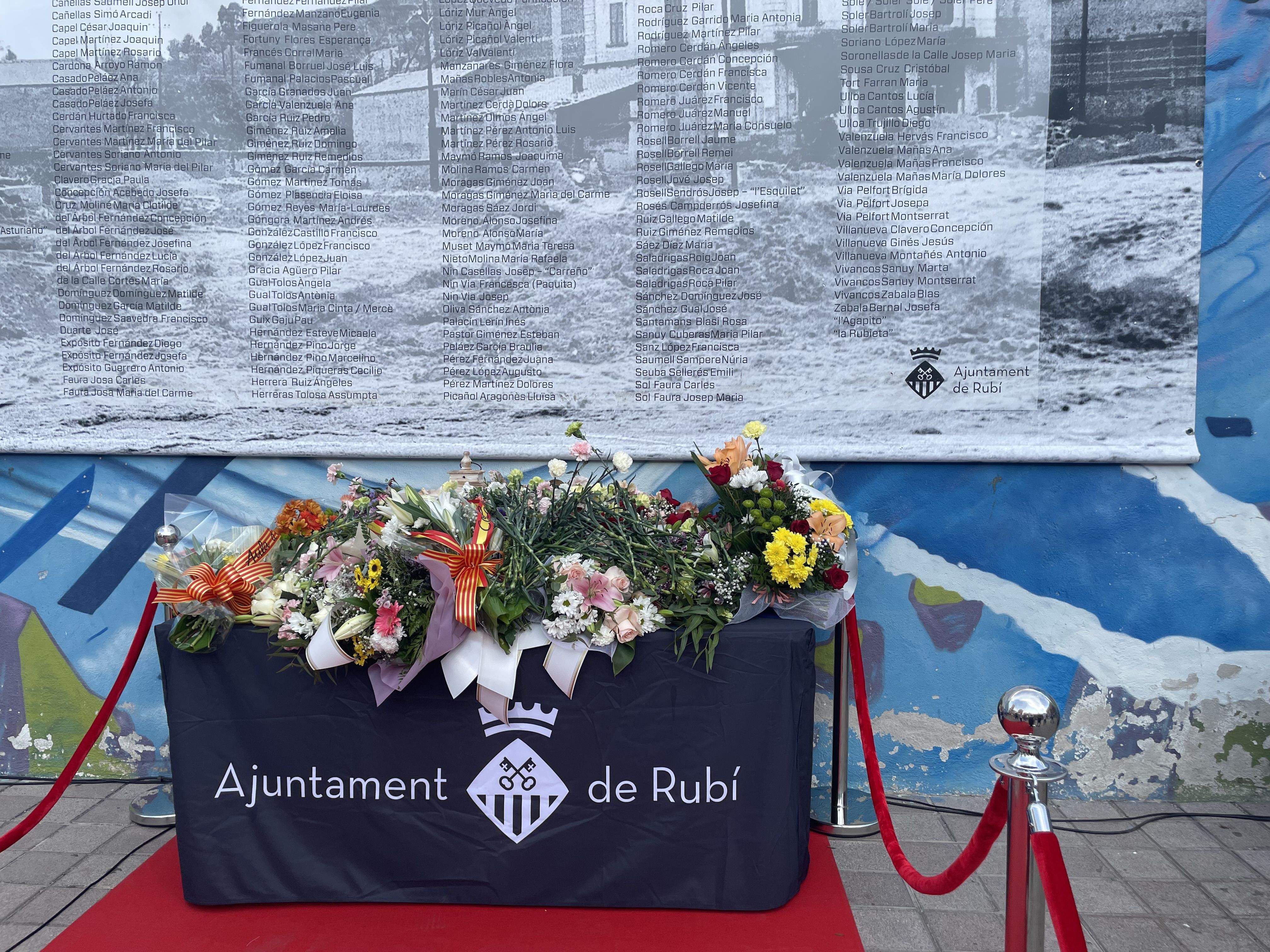 Veïns, entitats i autoritats homenatgen les víctimes de la rierada del 62. FOTO: Estela Luengo Veïns, entitats i autoritats homenatgen les víctimes de la rierada del 62. FOTO: Estela Luengo