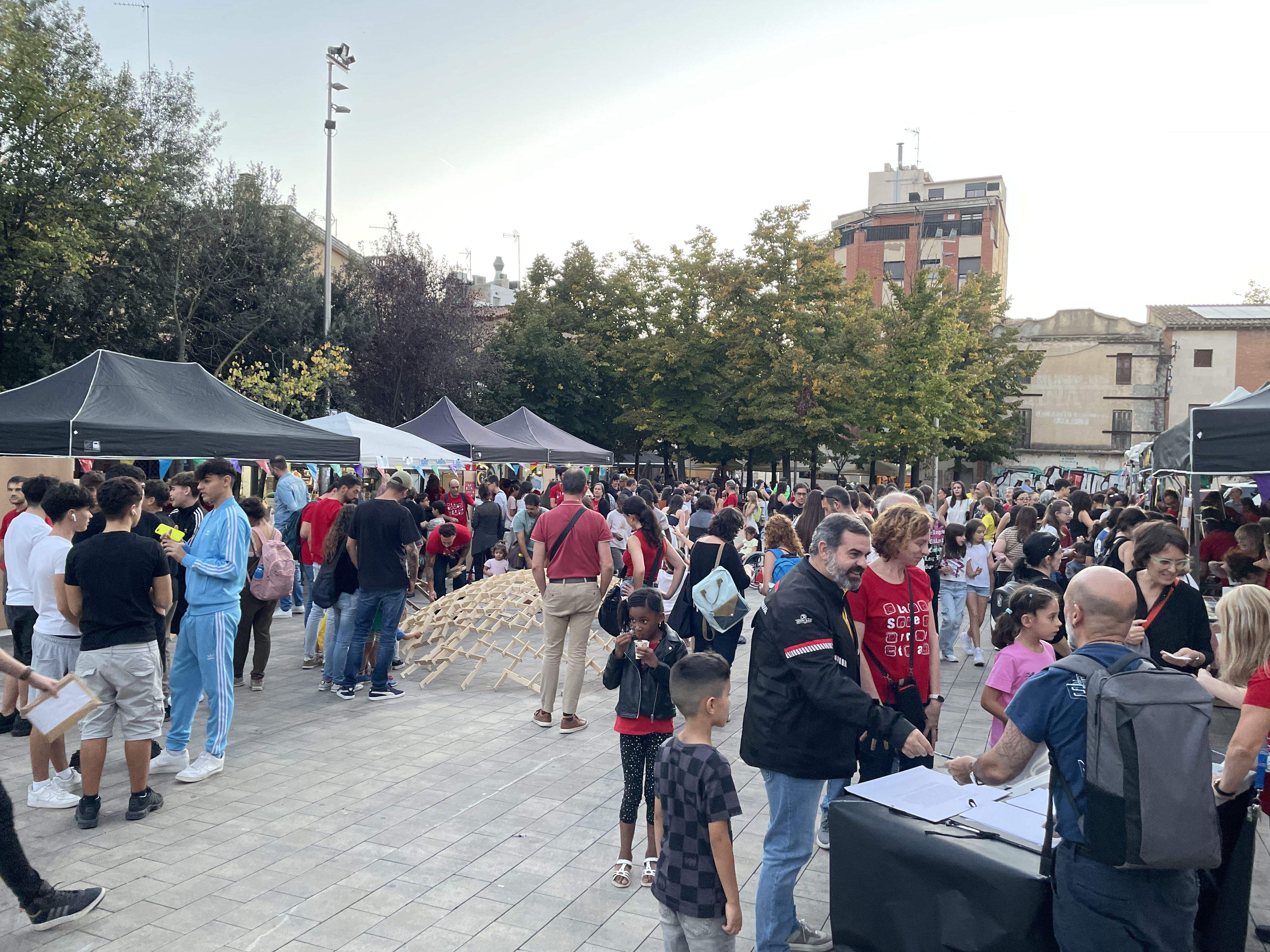 Desenes de persones s'acosten a la Nit Europea de la Recerca FOTO: Marta Casas