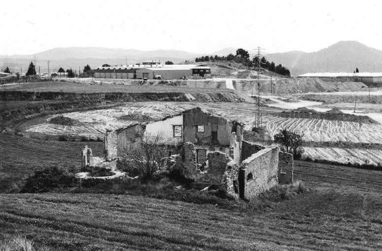 La desapareguda masia de can Casanovas, 1987. FOTO: arxiu personal de Lluís Garcia