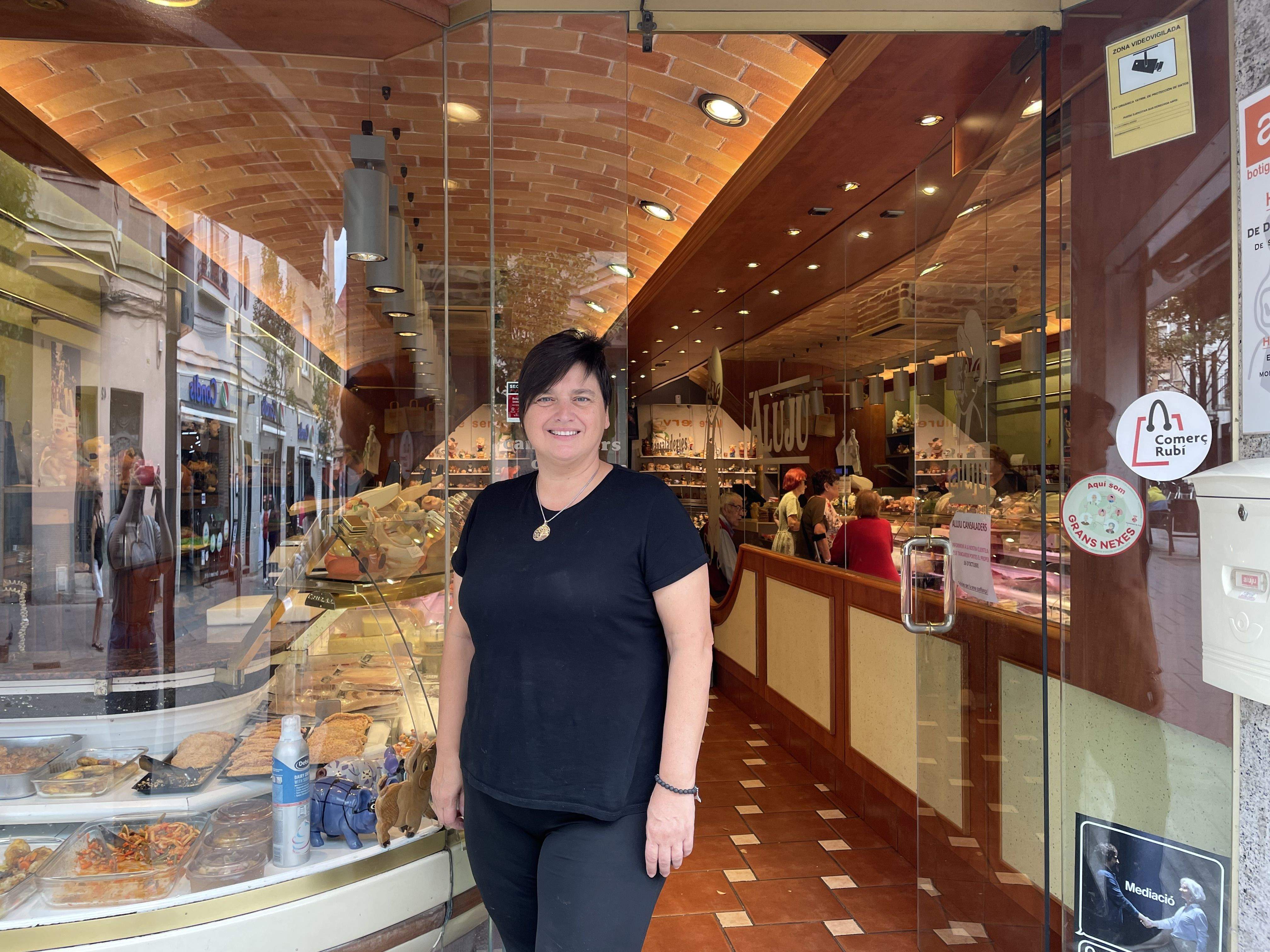 Núria Aluju a l'aparador de la botiga. FOTO: Estela Luengo