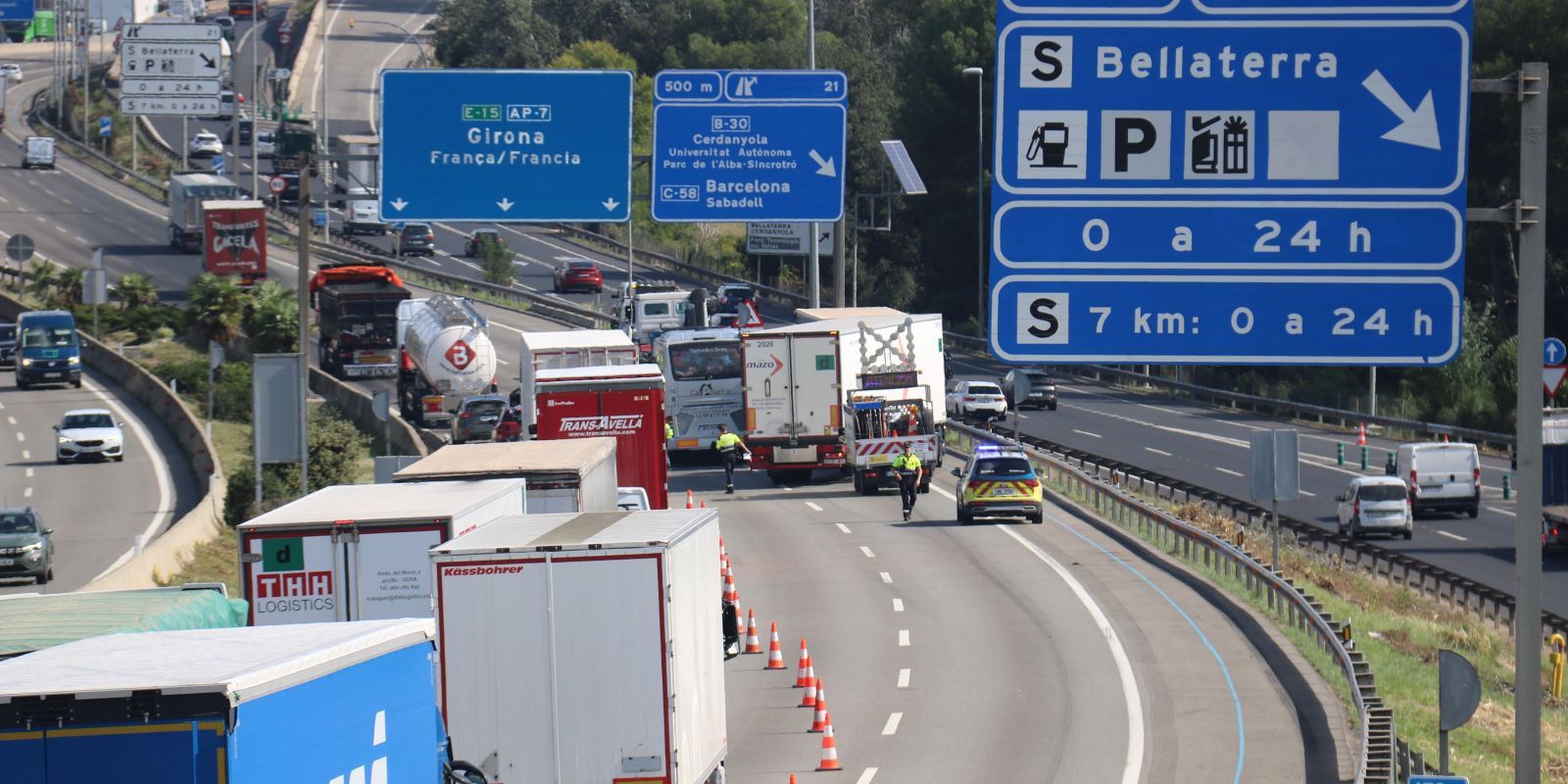 Trànsit obrirà un concurs per retirar camions accidentats a l'AP-7. FOTO:  Albert Segura (ACN)