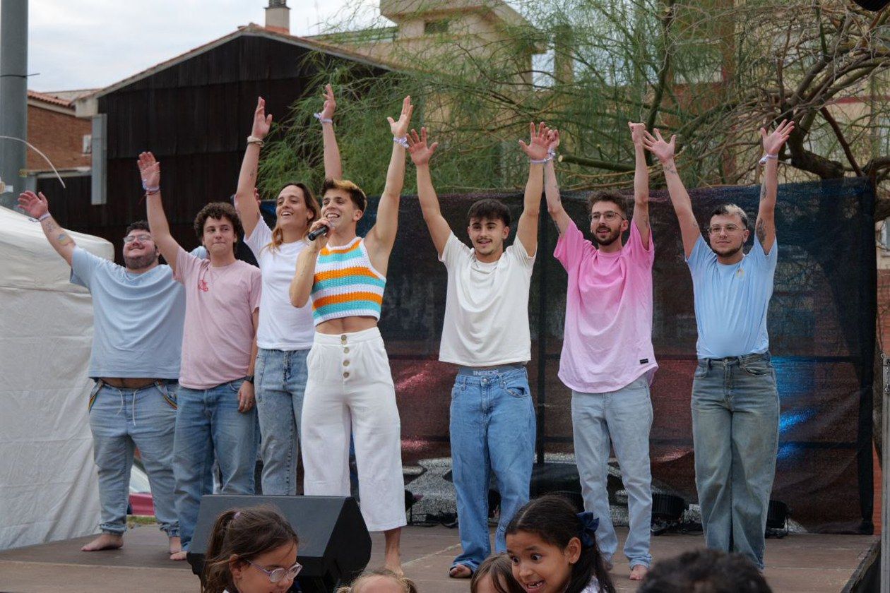 Hugo Marlo, durant la seva interpretació a la pl. Salvador Allende. FOTO: Ajuntament de Rubí – Localpres