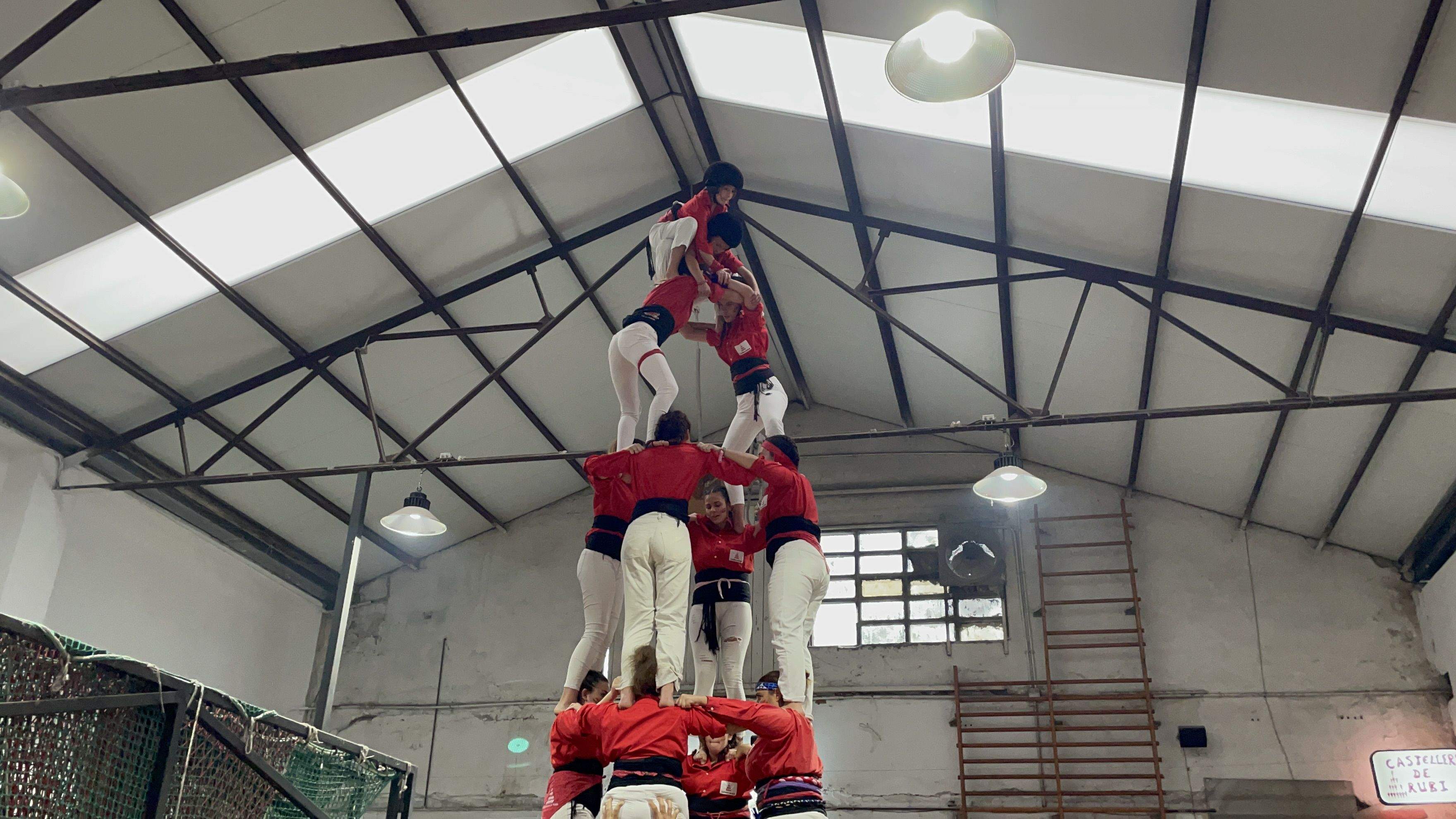 El 4 de 6 descarregat dels Castellers de Rubí FOTO: Marta Casas