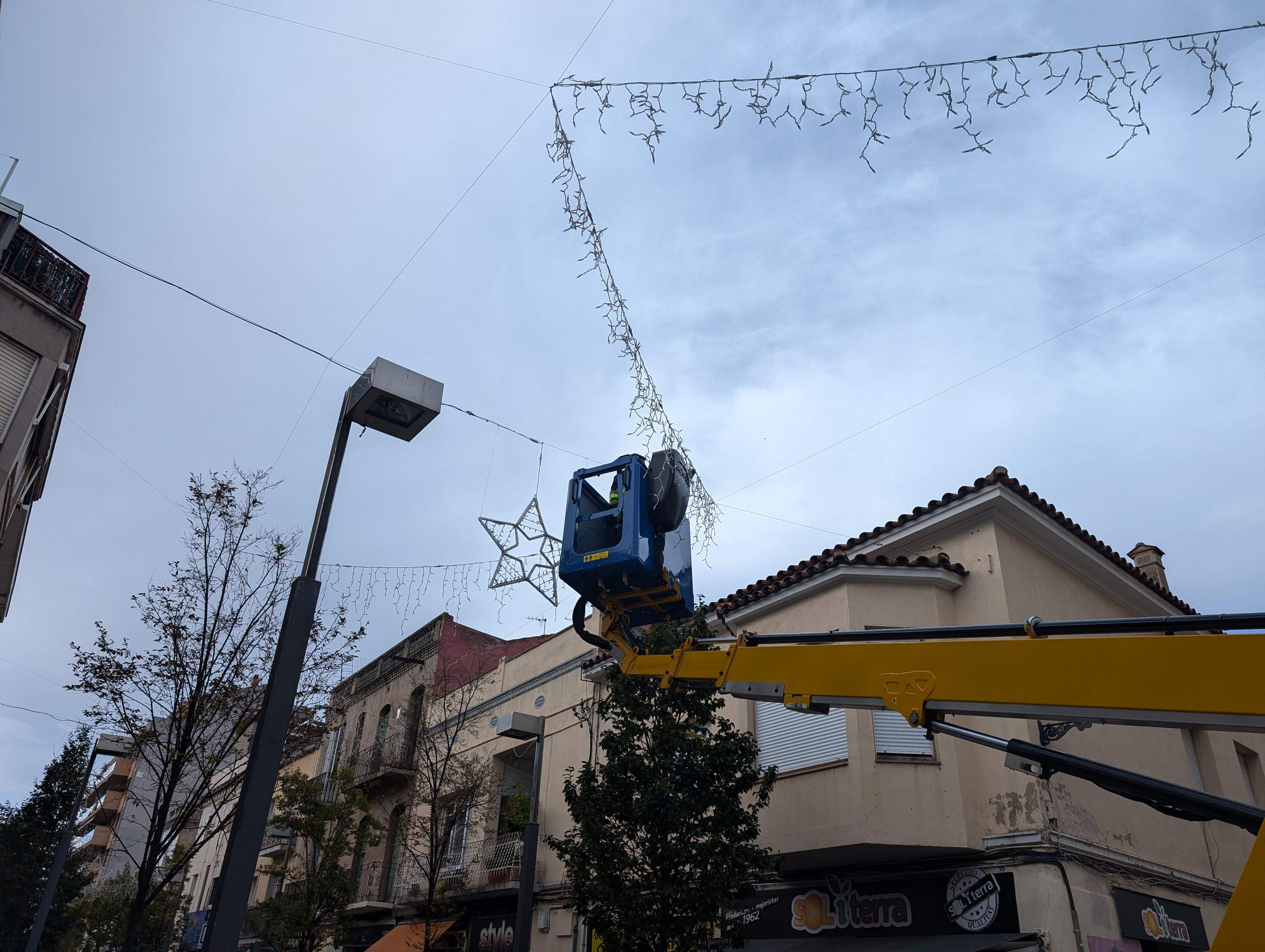 Comença la instal·lació dels llums de Nadal a Rubí- FOTO: Estela Luengo