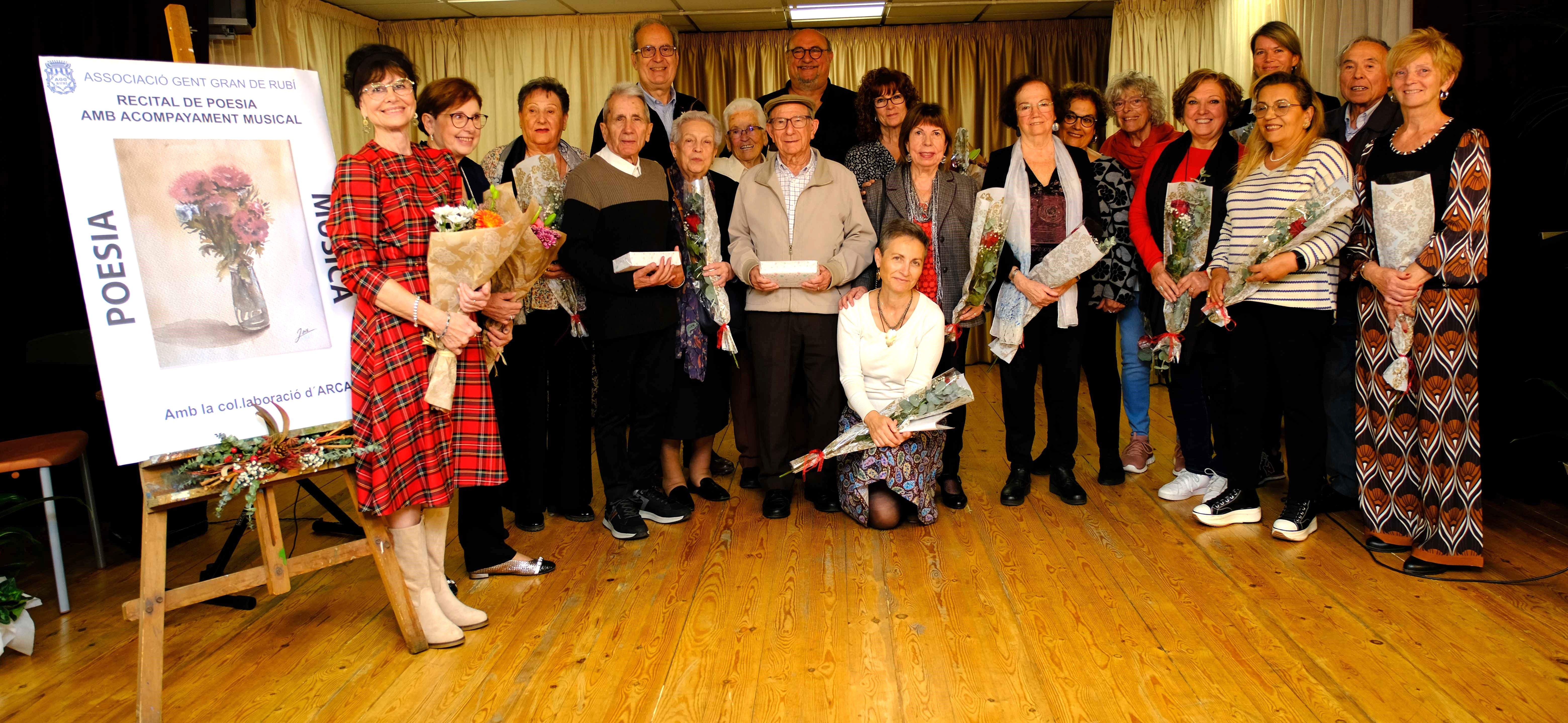 Més de vuitanta persones es reuneixen per celebrar el recital de poesia i música de l'AGGR. FOTO: Cedida Més de vuitanta persones es reuneixen per celebrar el recital de poesia i música de l'AGGR. FOTO: Cedida