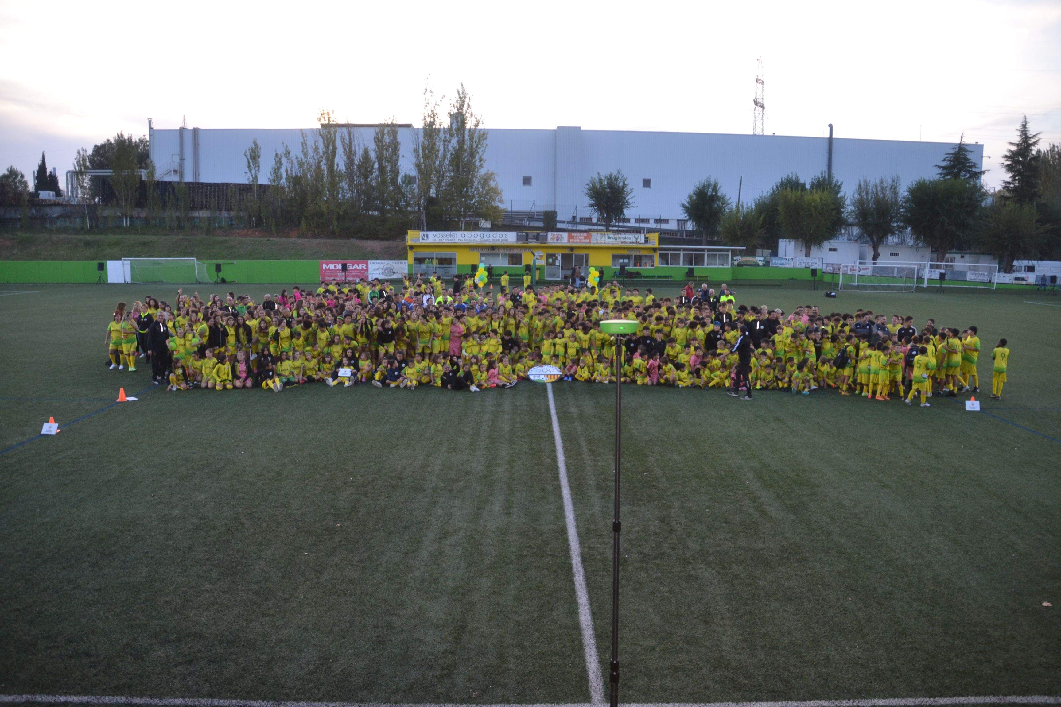 Tots els futbolistes del CE Olimpic Can Fatjó FOTO: J.A. Montoya