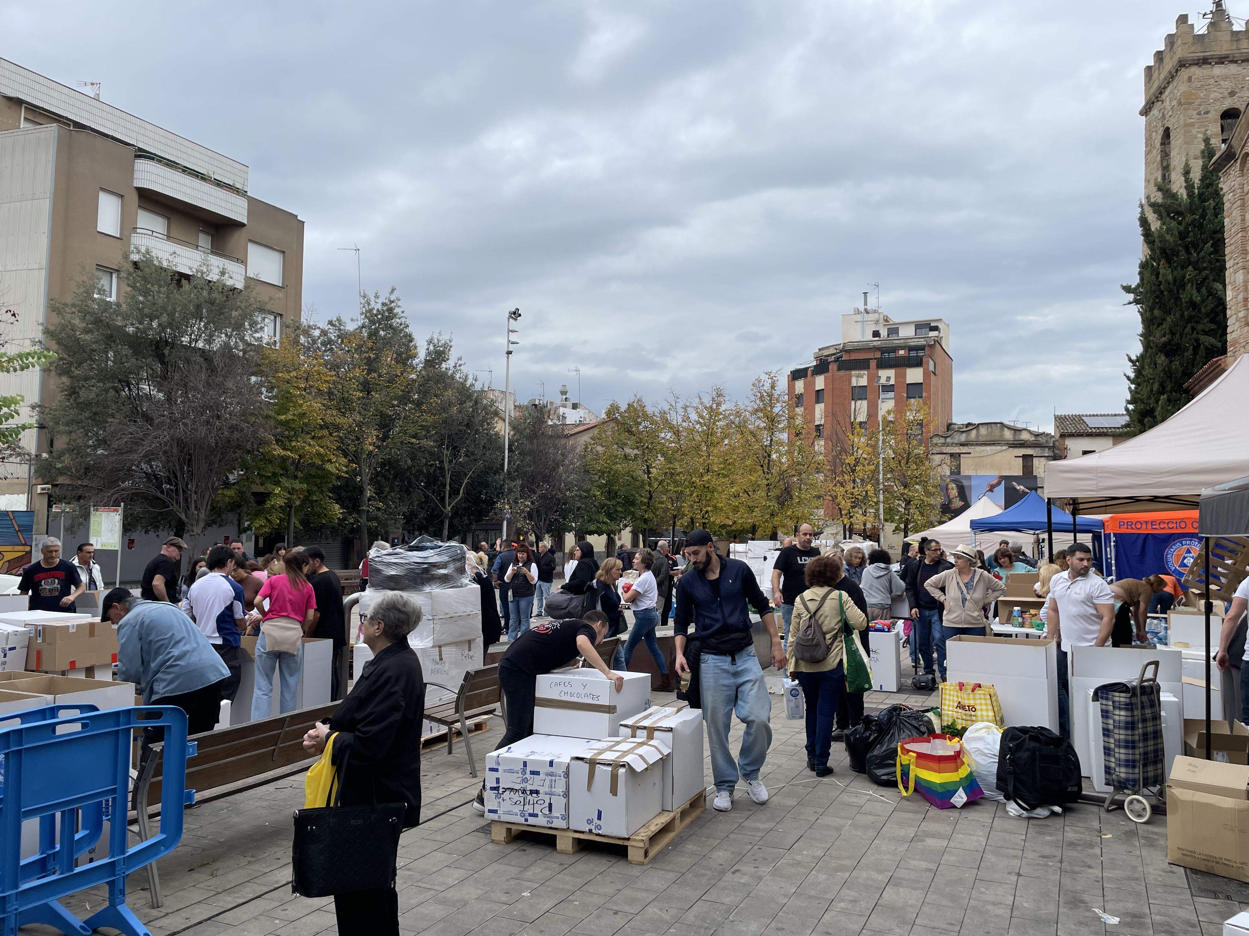 Recollida de productes de primera necessitat i aliments a la plaça Guardiet FOTO: Marta Casas