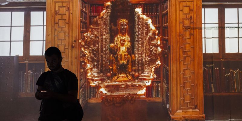 L'exposició planteja una mirada contemporània per a comprendre l'essència de Montserrat com a monestir i santuari. FOTO: Palau Robert L'exposició planteja una mirada contemporània per a comprendre l'essència de Montserrat com a monestir i santuari. FOTO: Palau Robert