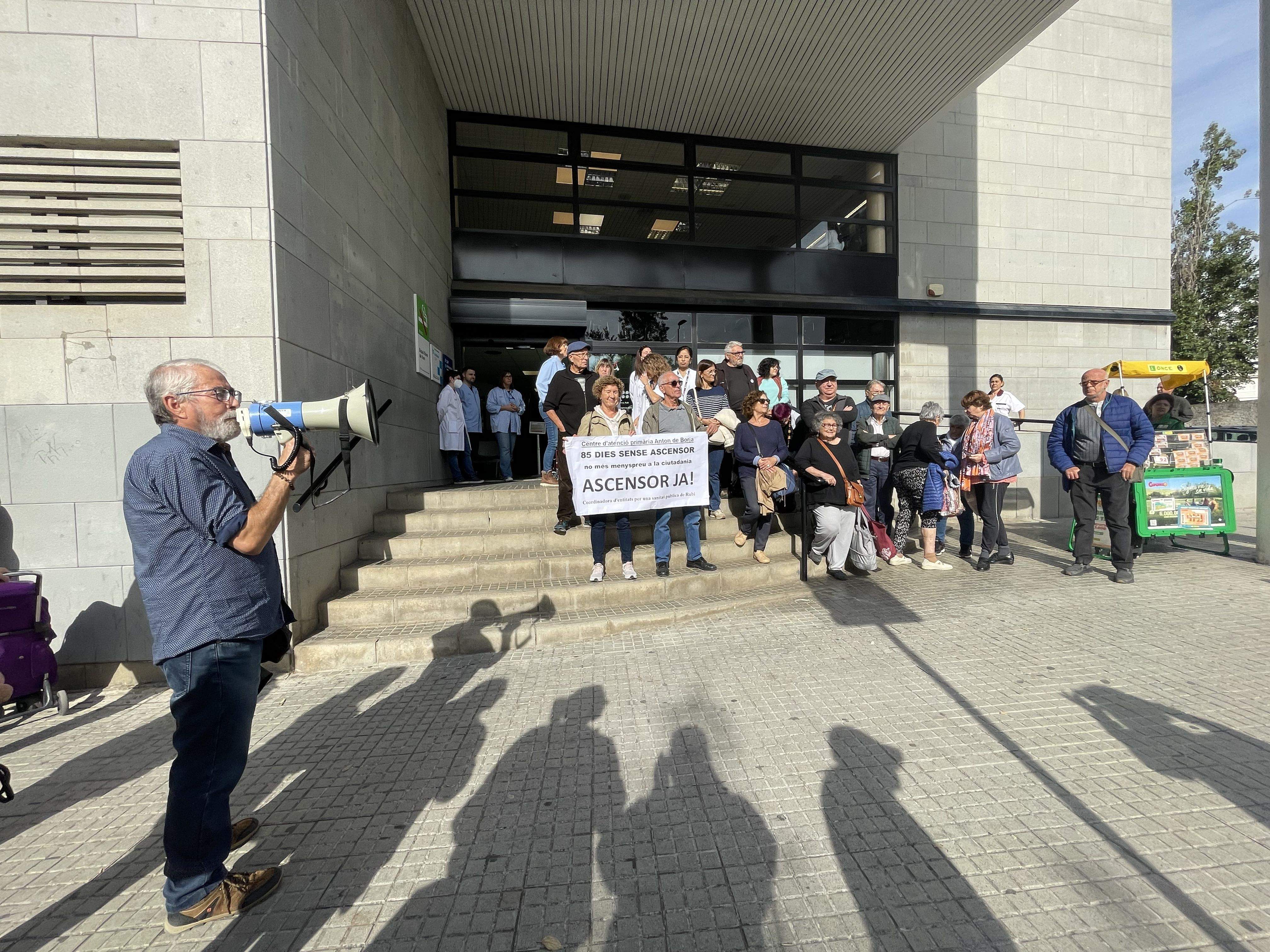 La Coordinadora torna a denunciar l’estat de l'ascensor del CAP Anton de Borja. FOTO: Estela Luengo