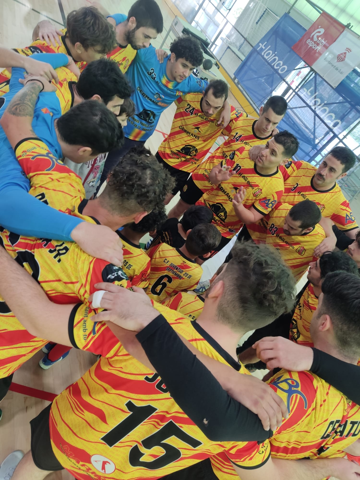 El Sènior d’handbol del Veinti va aconseguir un nou triomf al Poliesportiu de La Llana. FOOT: Veinti El Sènior d’handbol del Veinti va aconseguir un nou triomf al Poliesportiu de La Llana. FOOT: Veinti